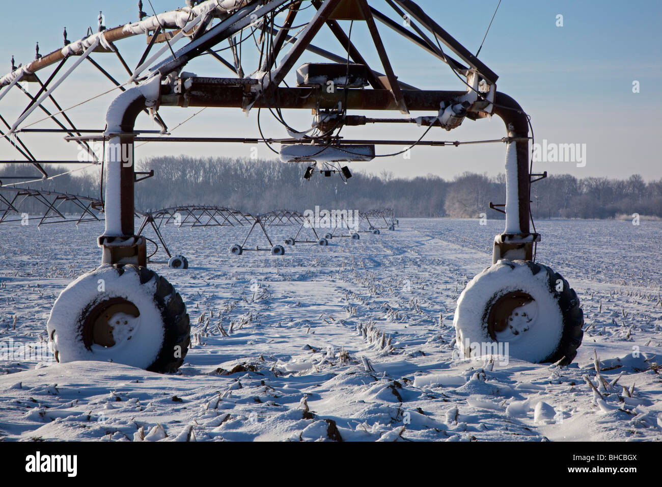 Boggstown, Indiana - Matériel d'irrigation dans un champ couvert de neige en hiver. Banque D'Images