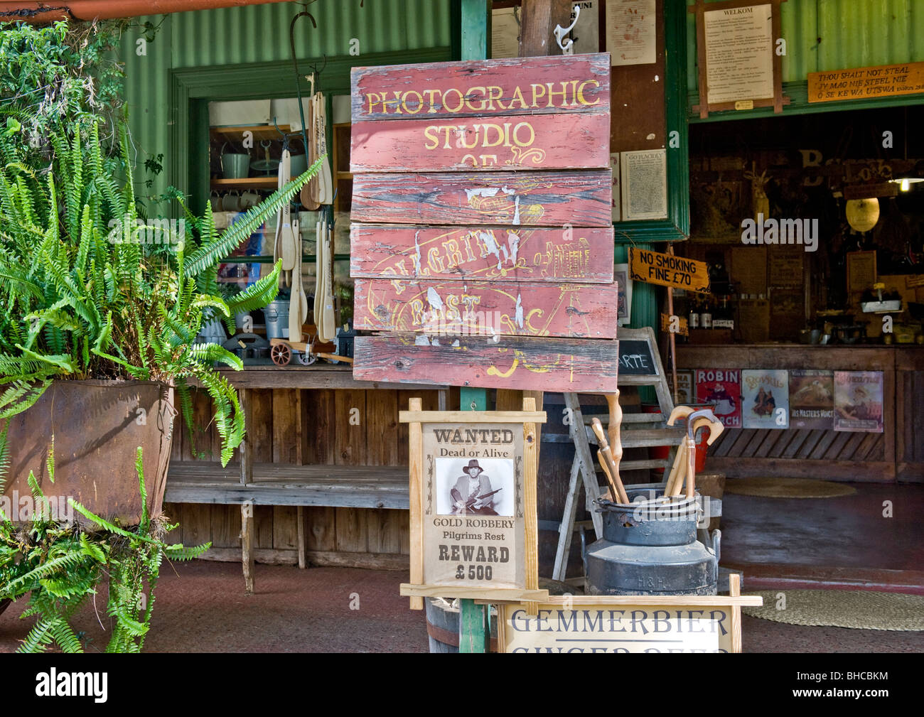 Vieille photographie studio avec un magasin général la vente de reliques, restes, restes de nourriture, et de souvenirs dans le célèbre canton de Pilgrims Rest. Banque D'Images