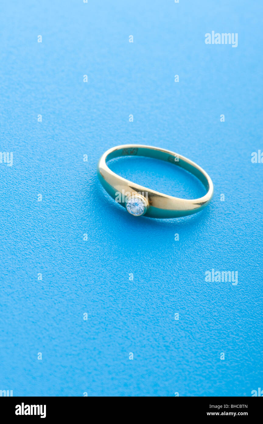 Objet sur bleu - anneaux d'or, Close up Banque D'Images