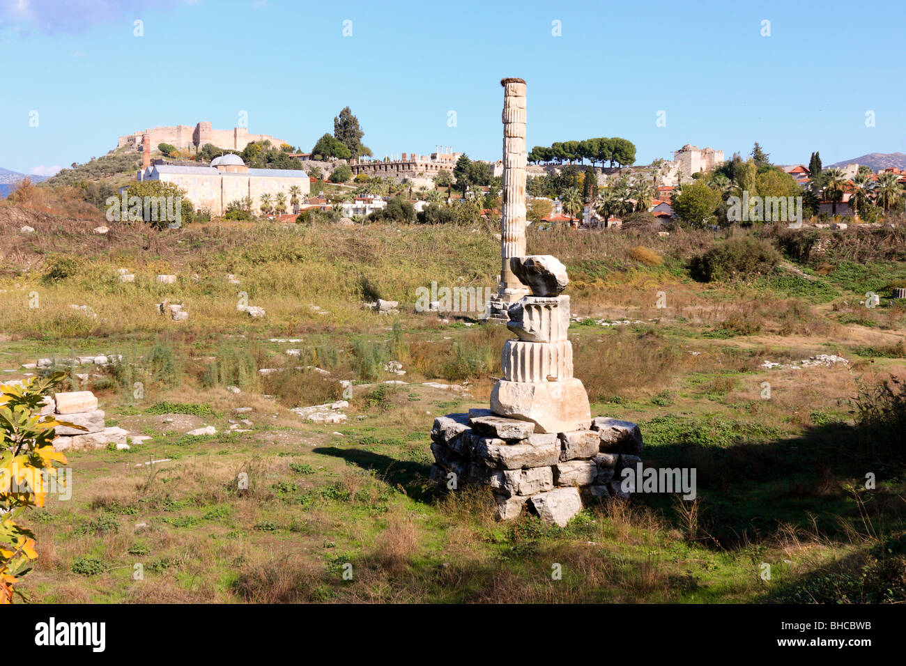 Ruines du temple d'Artemis, près d'Ephèse, en Turquie, avec la Mosquée Isa Bey dans l'arrière-plan Banque D'Images