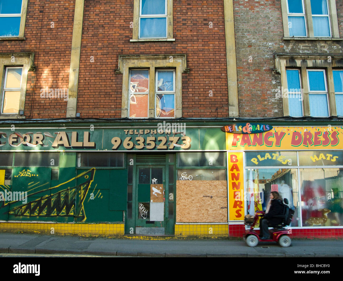 Quartier délabré de Bristol, Bedminster, avec boutiques abandonnées et désaffectées Banque D'Images