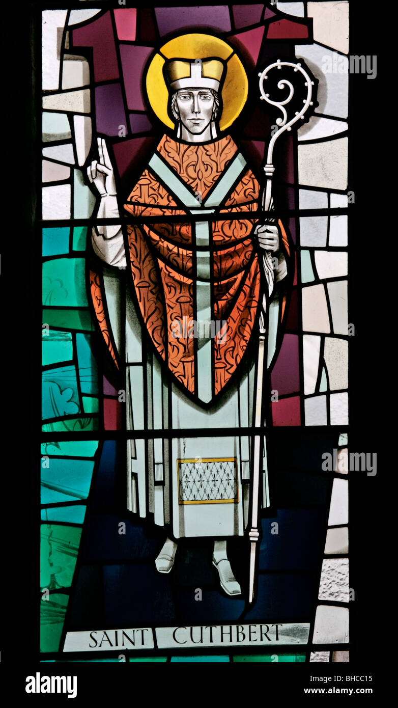 Un vitrail moderne représentant Saint Cuthbert, par Harry Harvey, de l'église St Mary, Leake, Yorkshire du Nord Banque D'Images