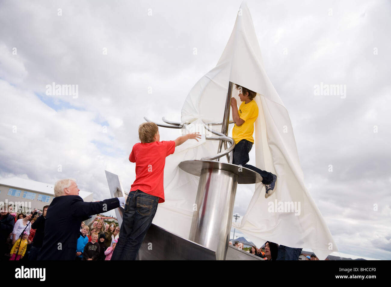 Le président de l'Islande, Olafur Ragnar Grimsson, dévoile un monument à Vogar dans Vatnsleysustrond, Islande. Banque D'Images