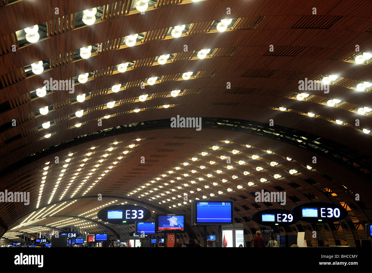 Intérieur de l'aérogare 2 E à l'aéroport de Paris Charles de Gaulle, Roissy, France Banque D'Images