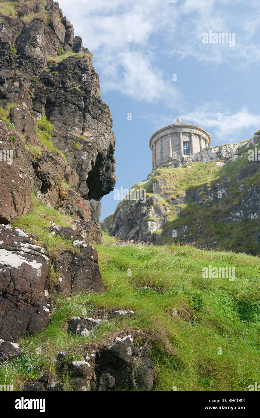 Temple Mussenden sur le bord de la falaise à la plage de descente, Co Antrim, en Irlande du Nord. Banque D'Images
