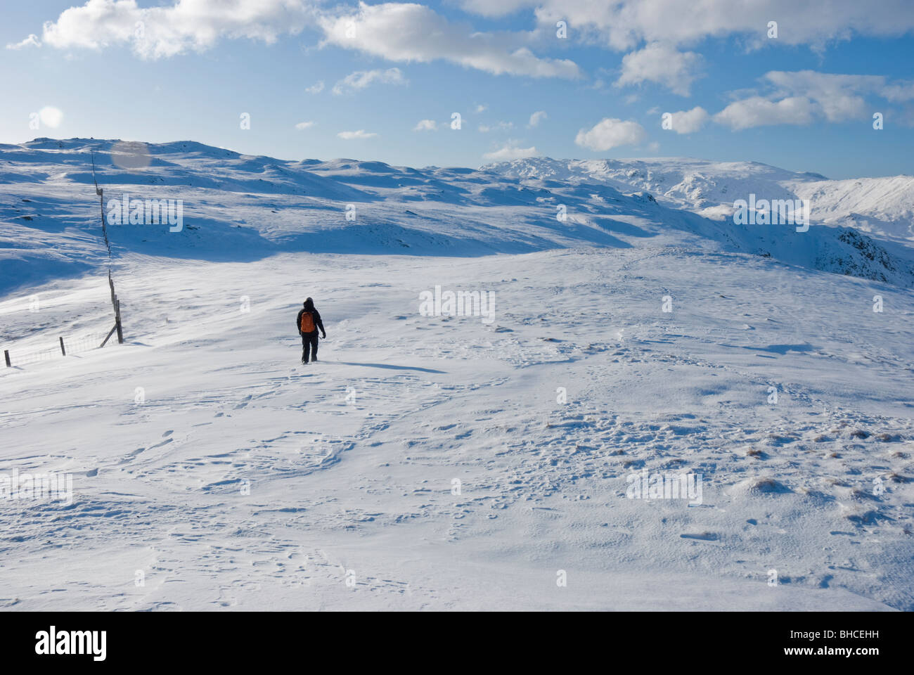 Femme seule walker pour le sommet couvert de neige est tombée d'acier Banque D'Images