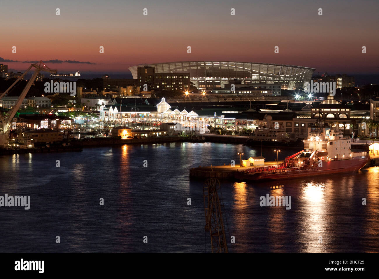 Cape Town, Afrique du Sud Green Point Stadium Soccer avec Waterfront at Dusk Banque D'Images