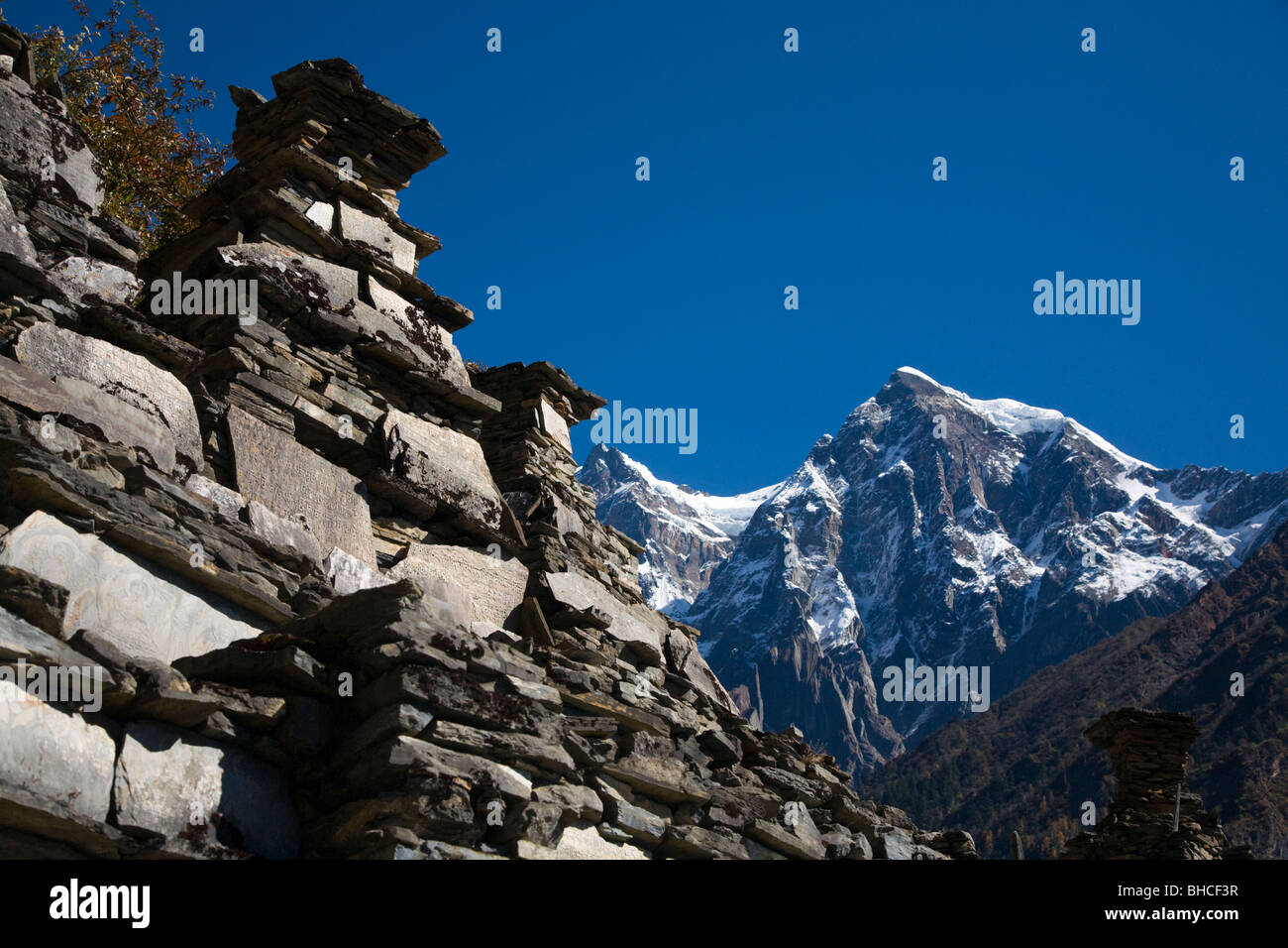 Un mur MANI bouddhiste tibétain et l'Himalaya dans la région AUTOUR DE NUPRI - MANASLU TREK, au Népal Banque D'Images