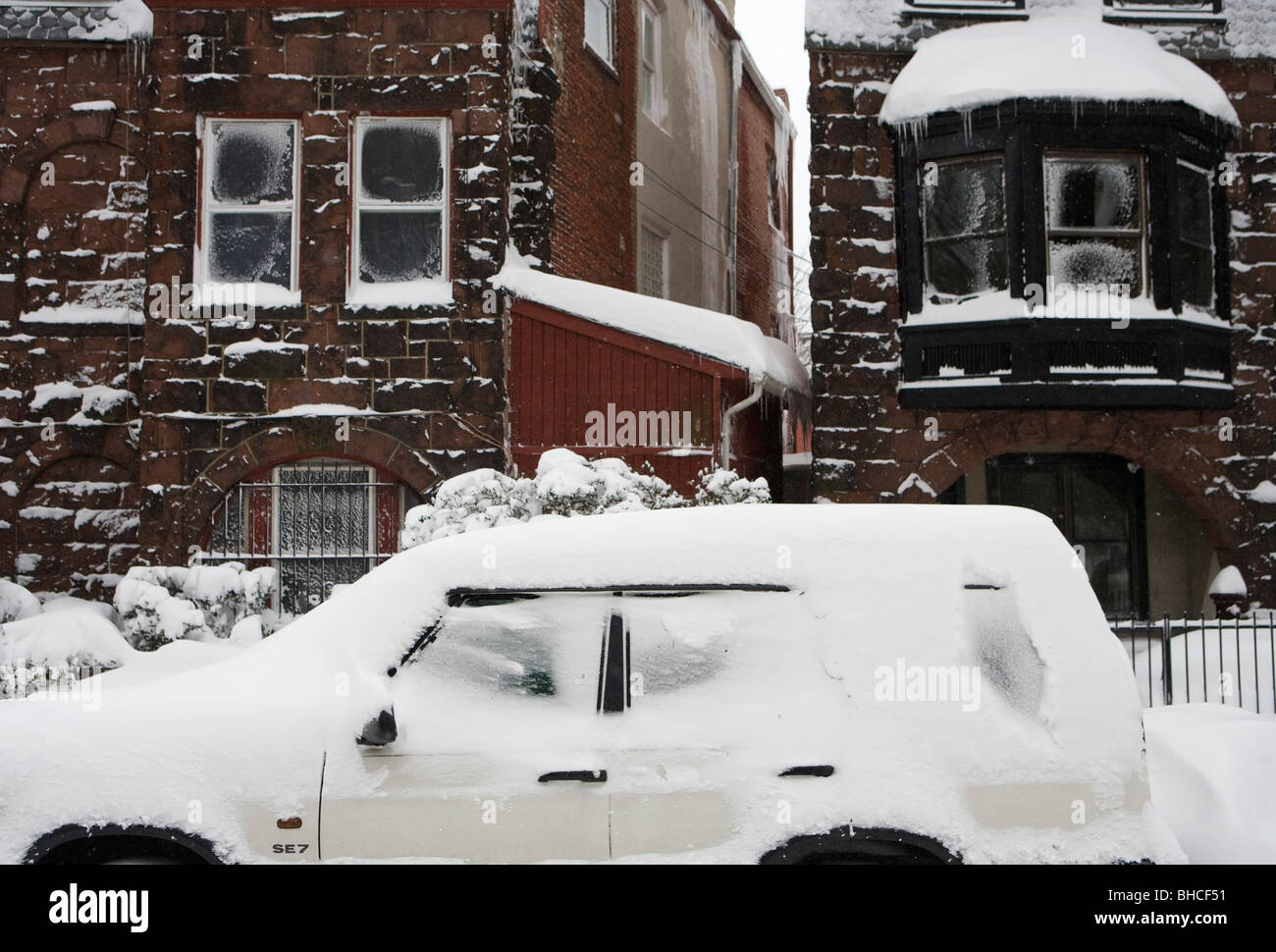 Washington DC des scènes de neige. Voitures ensevelies dans la neige. Banque D'Images