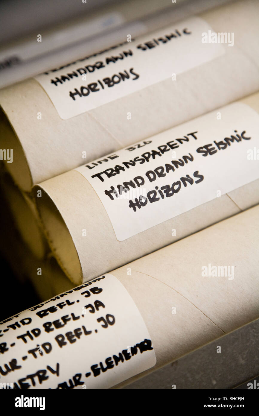 Des tubes contenant des cartes de la sismique norvégien Dreki domaine. Autorité nationale de l'énergie (NEA) de Reykjavik, Islande. Banque D'Images