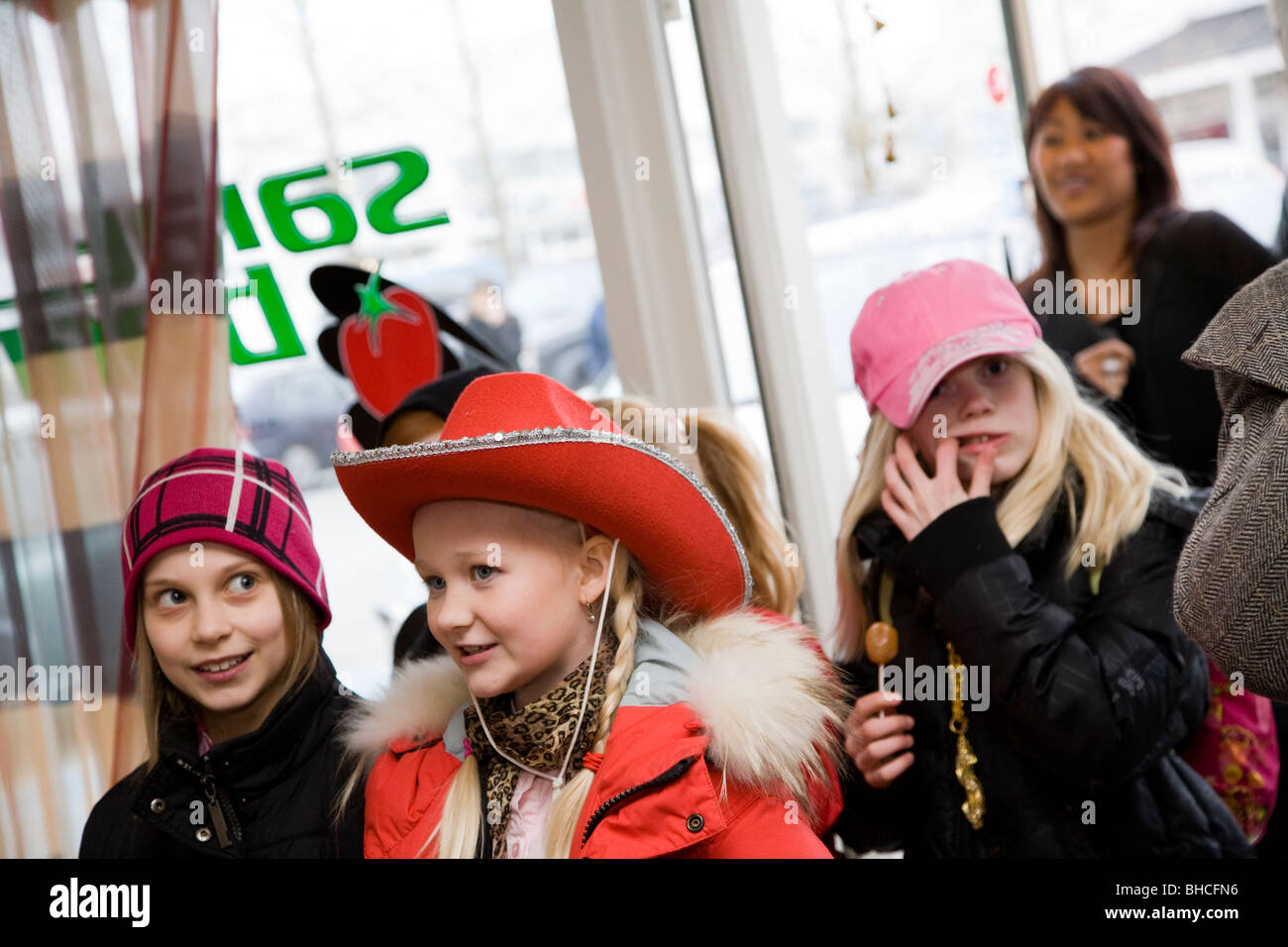 Les enfants chanter Au restaurant "aladBar' sur le Mercredi des Cendres. Reykjavik Islande. Banque D'Images