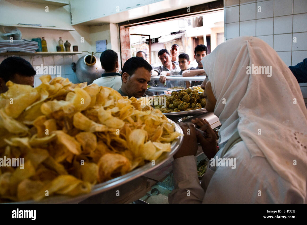 À l'intérieur de l'Taamia Falafel ( ) boutique. Banque D'Images