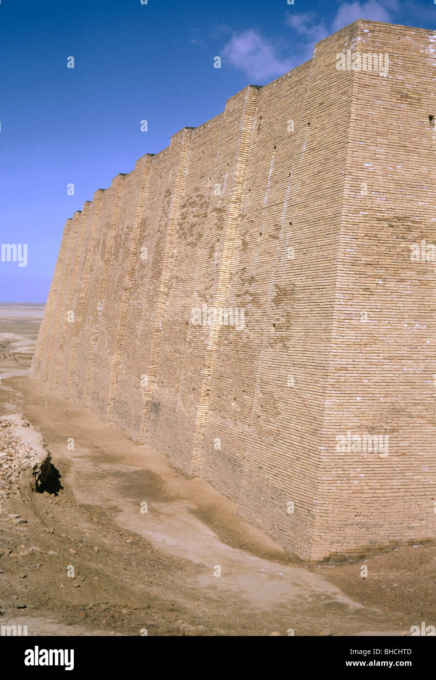 La maçonnerie du mur restauré de la ziggourat d'Ur-nammou, Iraq 690131 010 Banque D'Images