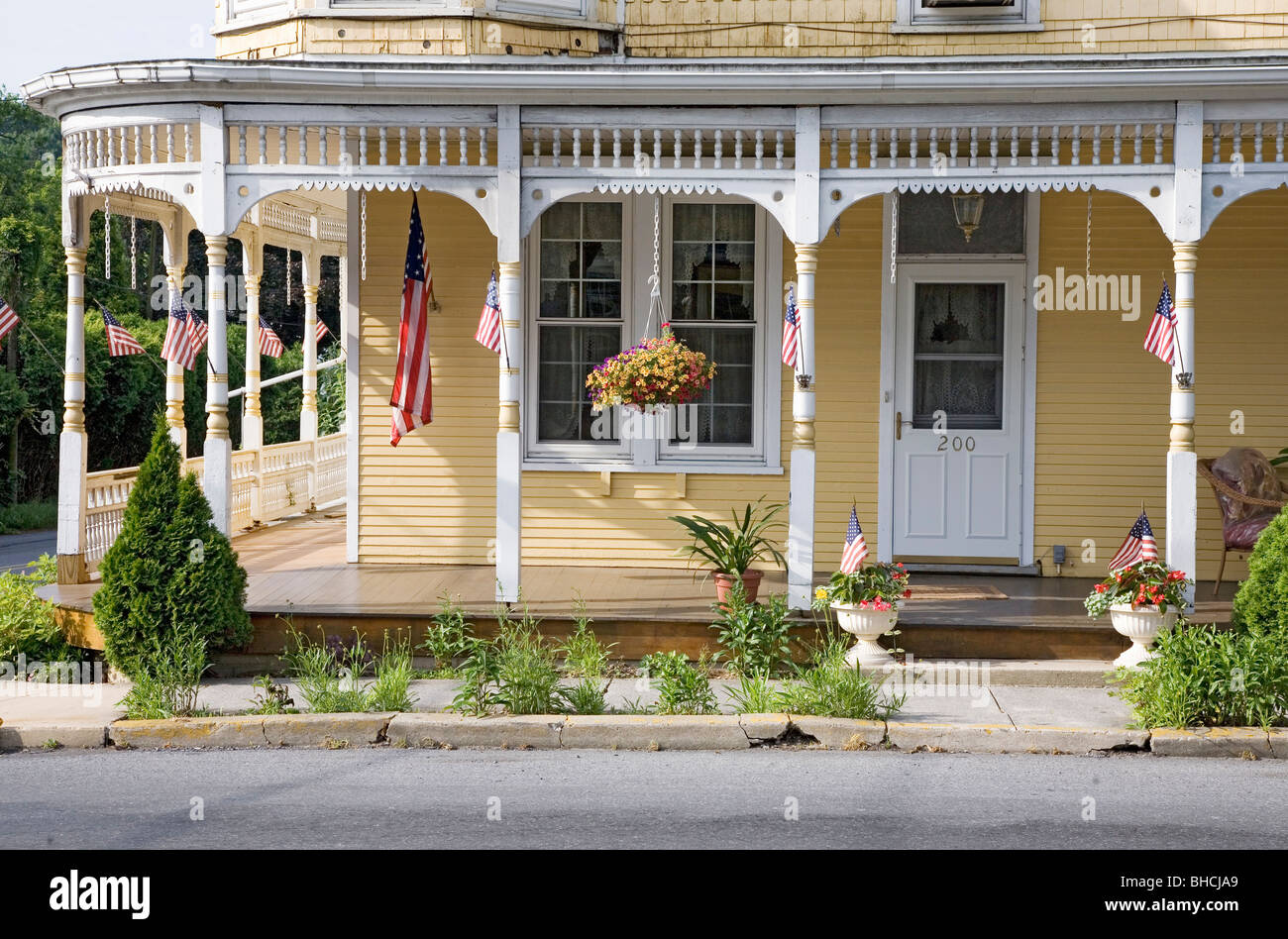 Americana porche jaune classique affiche drapeau américain dans le comté de Lancaster, Pennsylvanie Banque D'Images