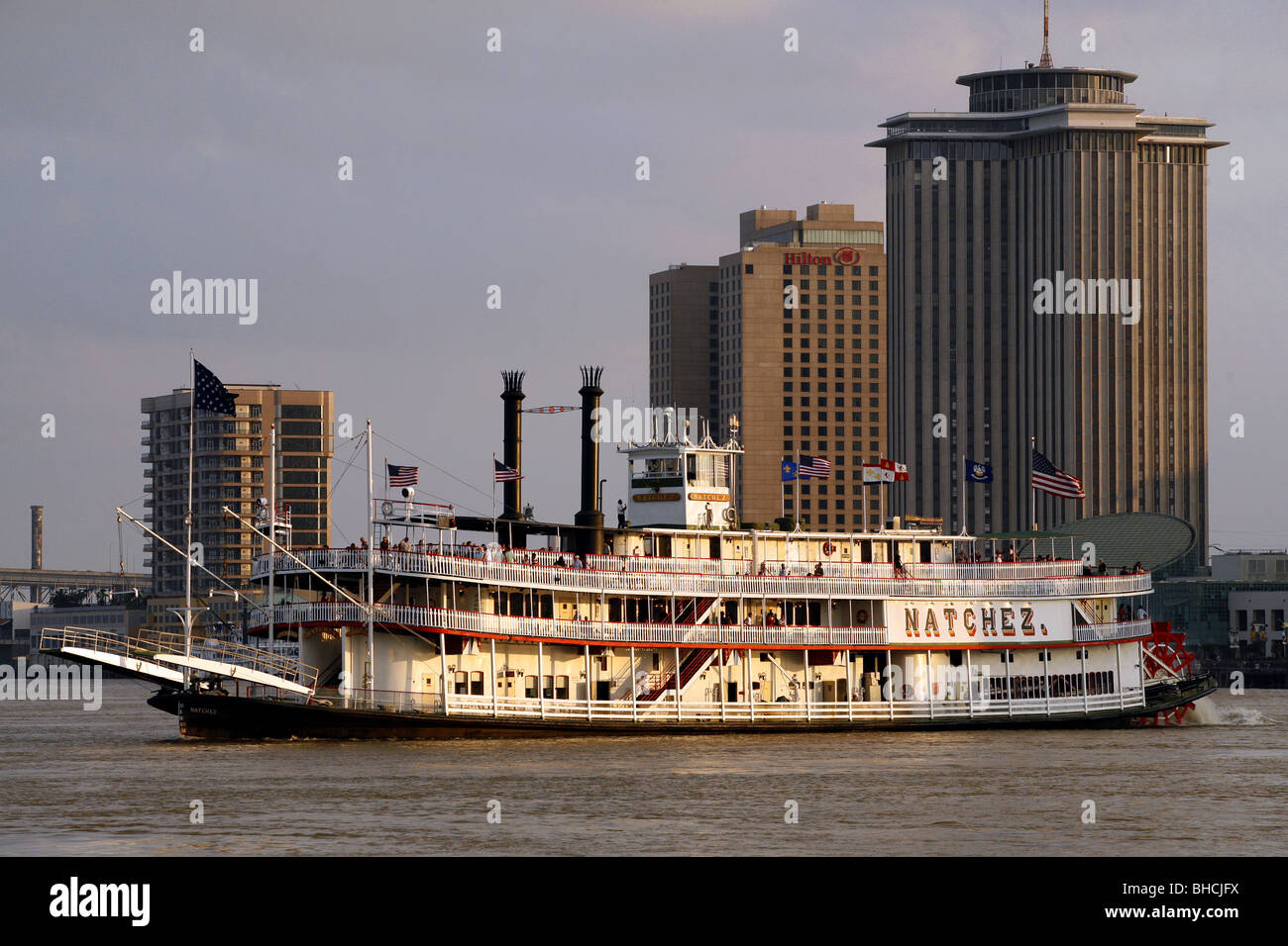 Bateau à vapeur Natchez avec Hilton Hotel & World Trade Centre en arrière-plan, La Nouvelle-Orléans, Louisiane, Etats-Unis Banque D'Images
