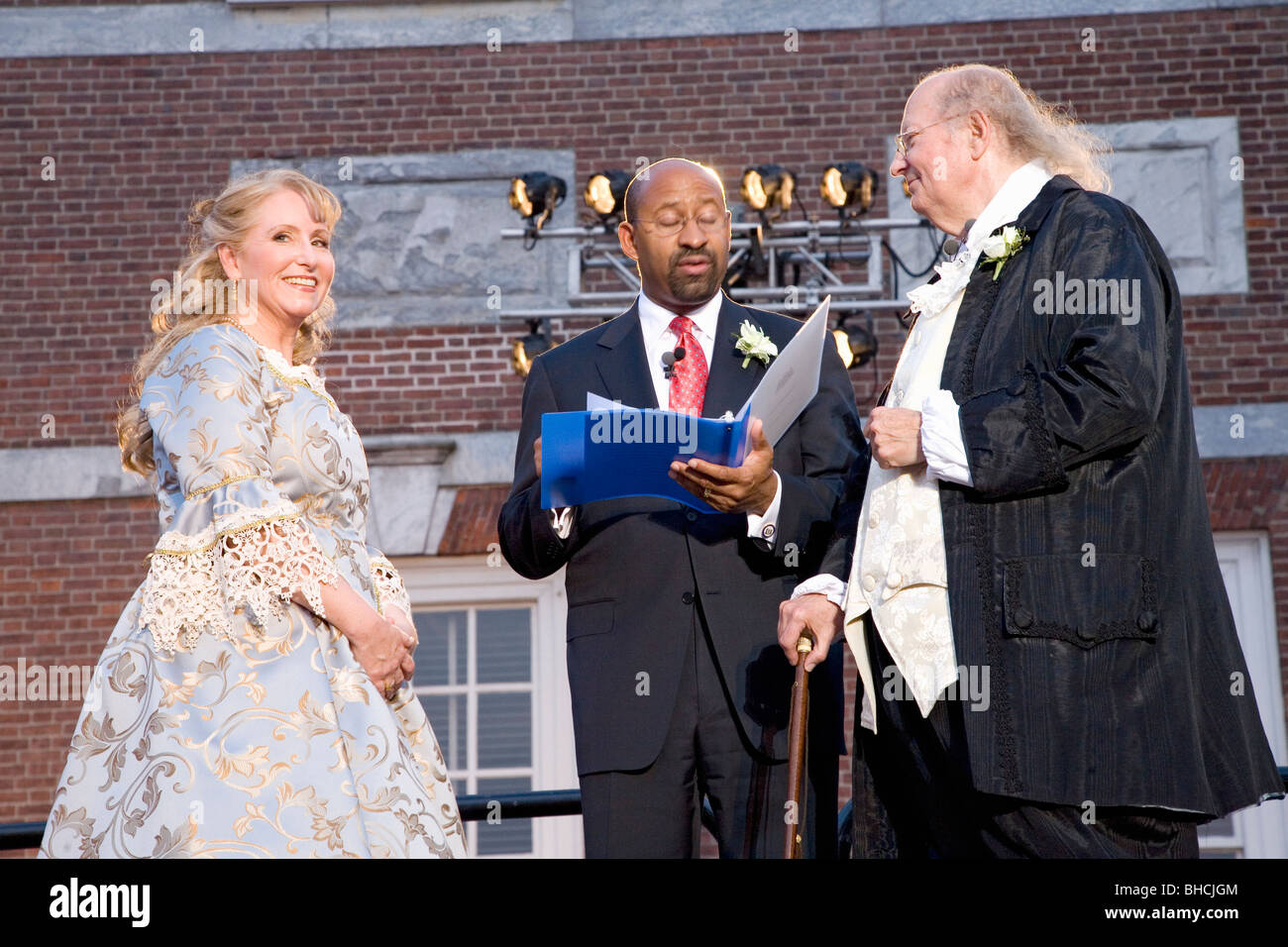 Le maire de Philadelphie Michael Nutter épousant Ben Franklin et Betsy Ross le 3 juillet 2008 en face de l'Independence Hall Banque D'Images