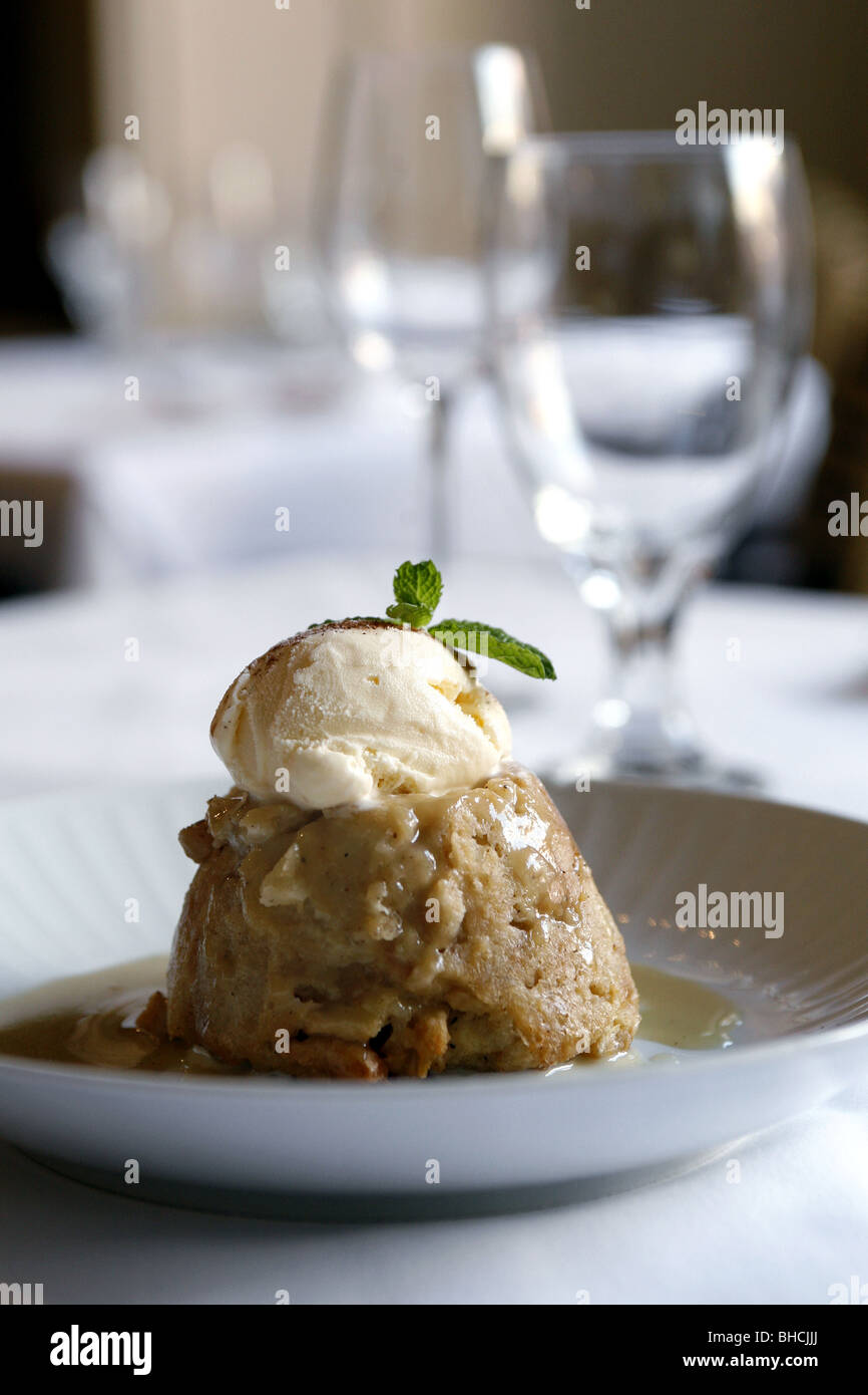 Pudding au pain d'Apple avec la crème glacée, La Nouvelle-Orléans, Louisiane, Etats-Unis Banque D'Images