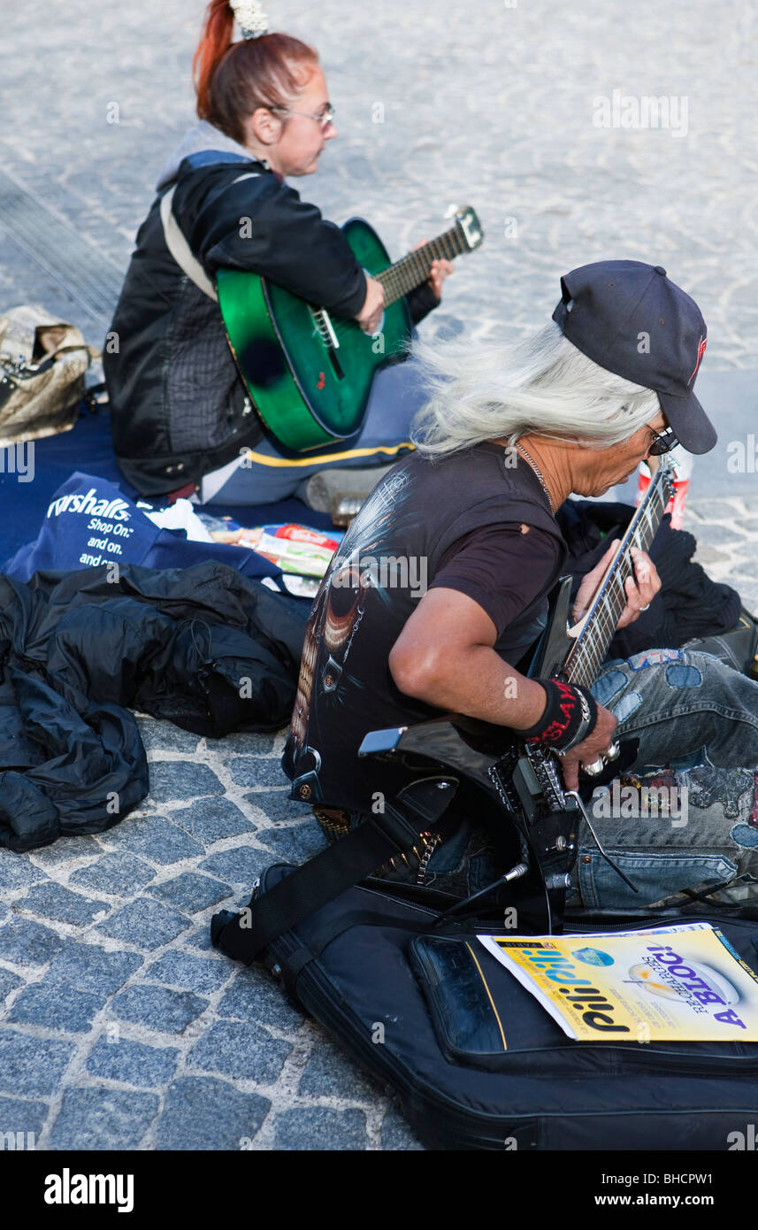 France, Paris, les gens en face de la Centre culturel Pompidou Banque D'Images