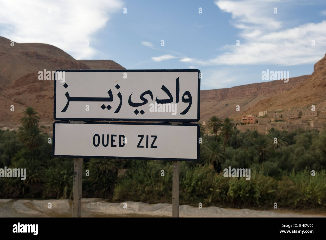 Panneau routier marocain pour l'Oued Ziz, Atlas, Maroc. Banque D'Images