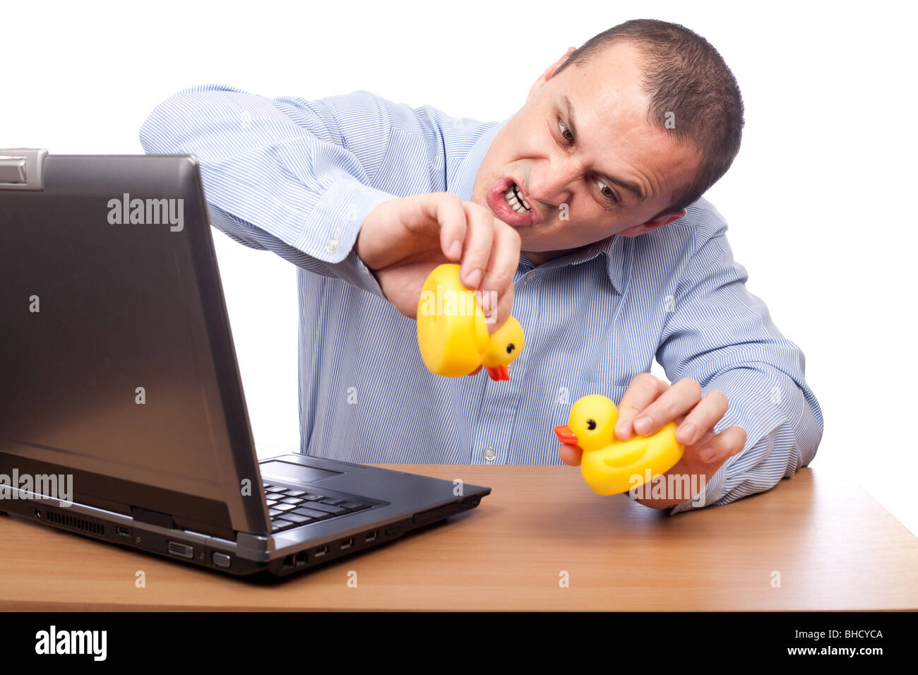 Silly man jouer avec des canards en plastique pour montrer la stratégie de marketing de la société Banque D'Images