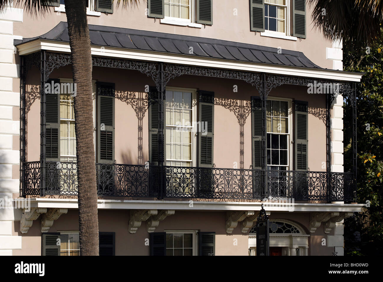 Balcon, maison sur East Battery, Charleston, Caroline du Sud, USA Banque D'Images