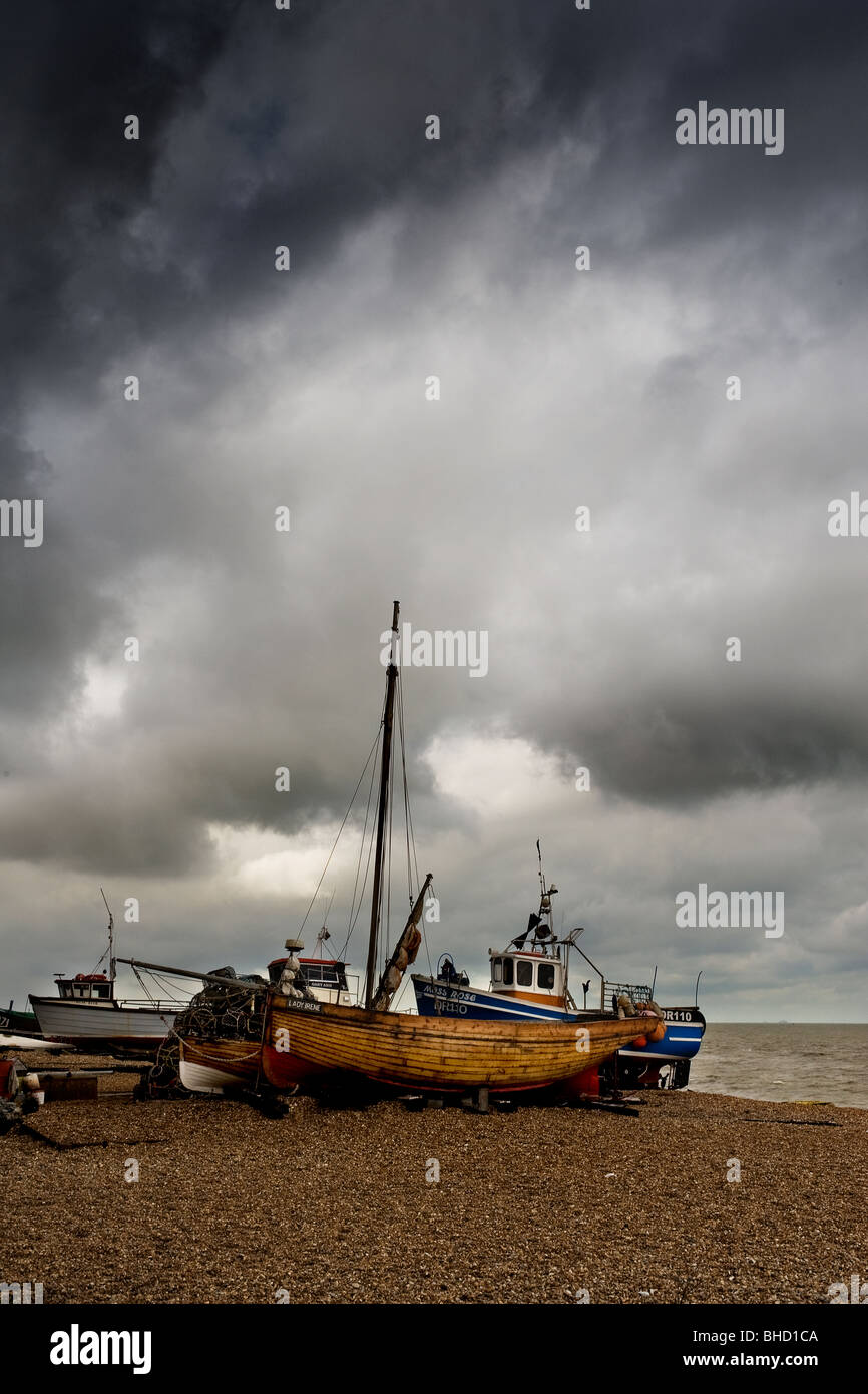 Un bateau de pêche en bois échoué à traiter dans le Kent. Banque D'Images