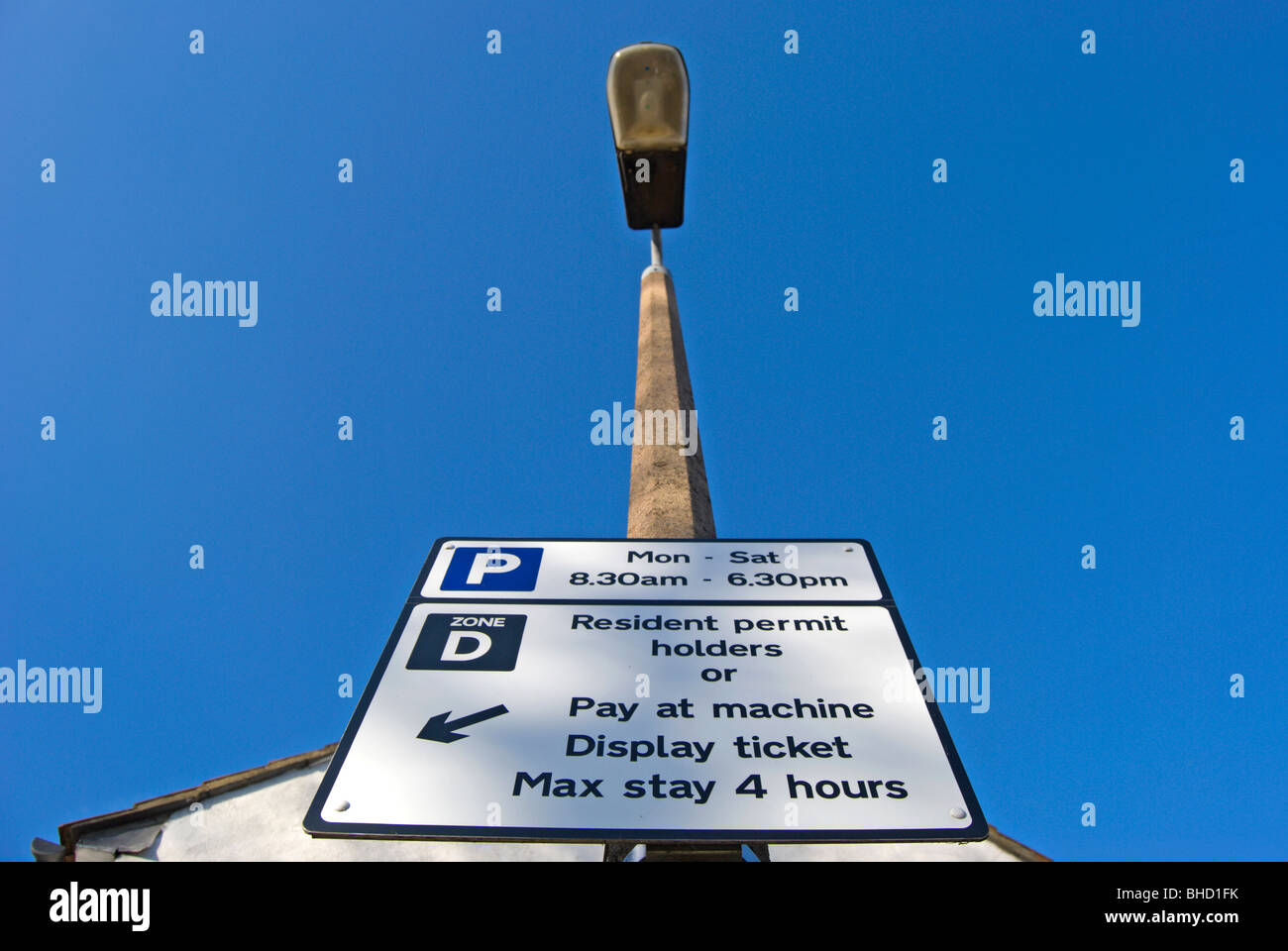 Parking voiture britannique signe donnant les détails de payer et afficher les options de permis de stationnement et les résidents Banque D'Images