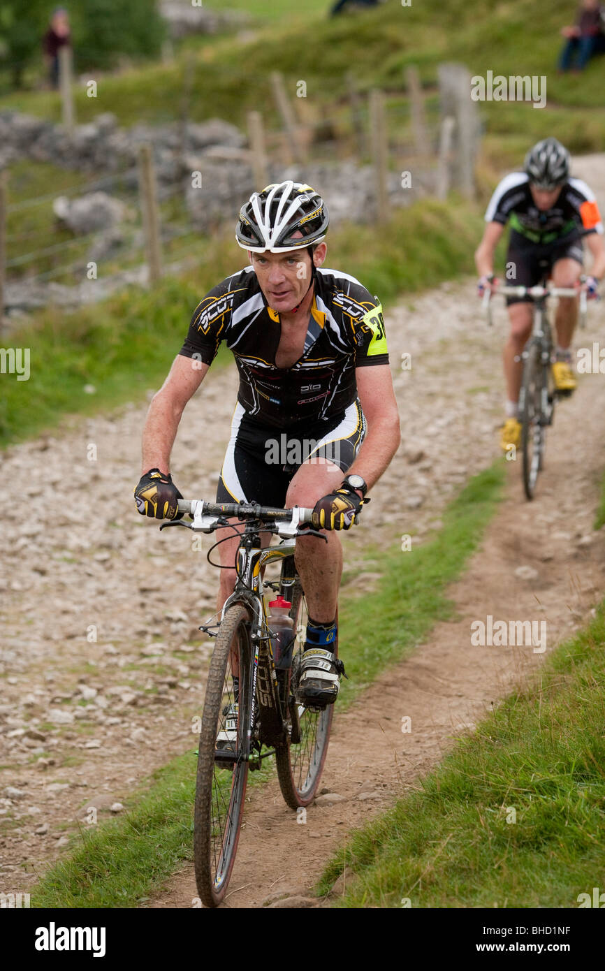 Cyclistes roulent un sentier de terre pendant les trois sommets Cyclo-Cross dans Yorkshire, Royaume-Uni Banque D'Images