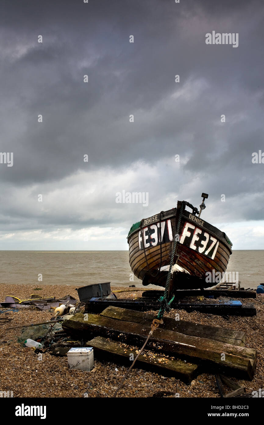 Un bateau de pêche en bois sur la plage de Deal, dans le Kent. Photo par Gordon 1928 Banque D'Images