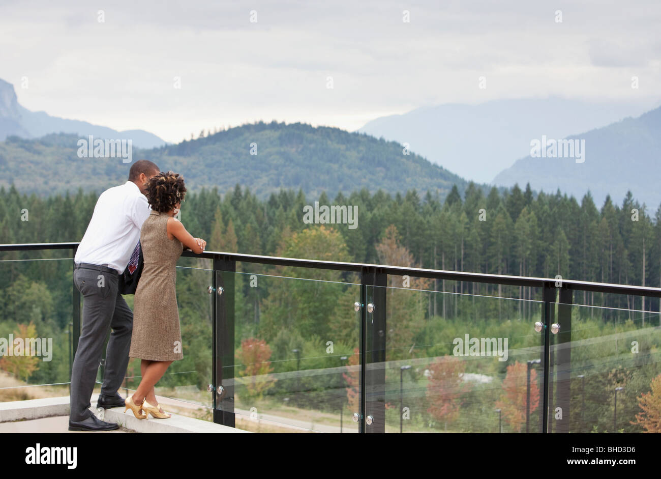 Les gens d'affaires debout sur balcon Banque D'Images
