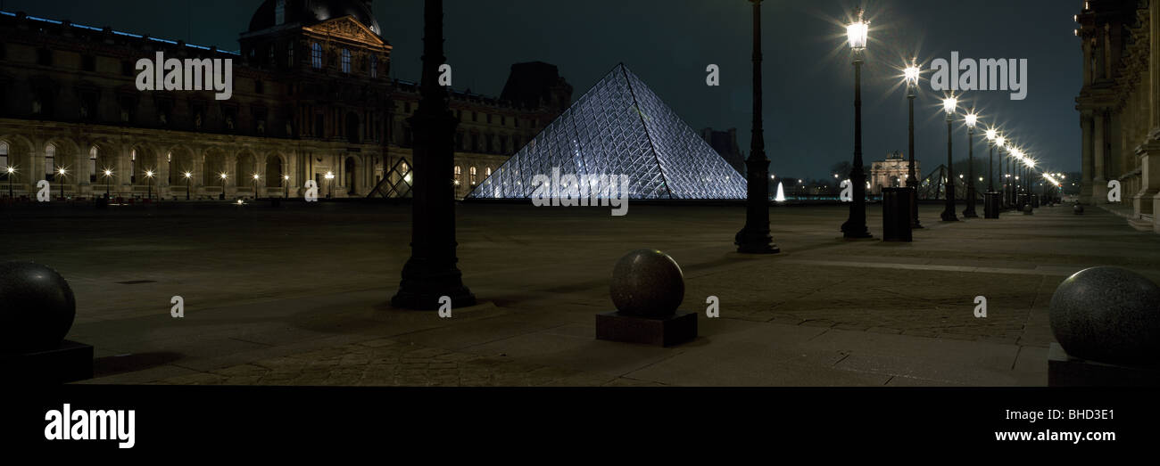 Galerie Louvre, Paris la nuit, illuminé Pyramid Banque D'Images