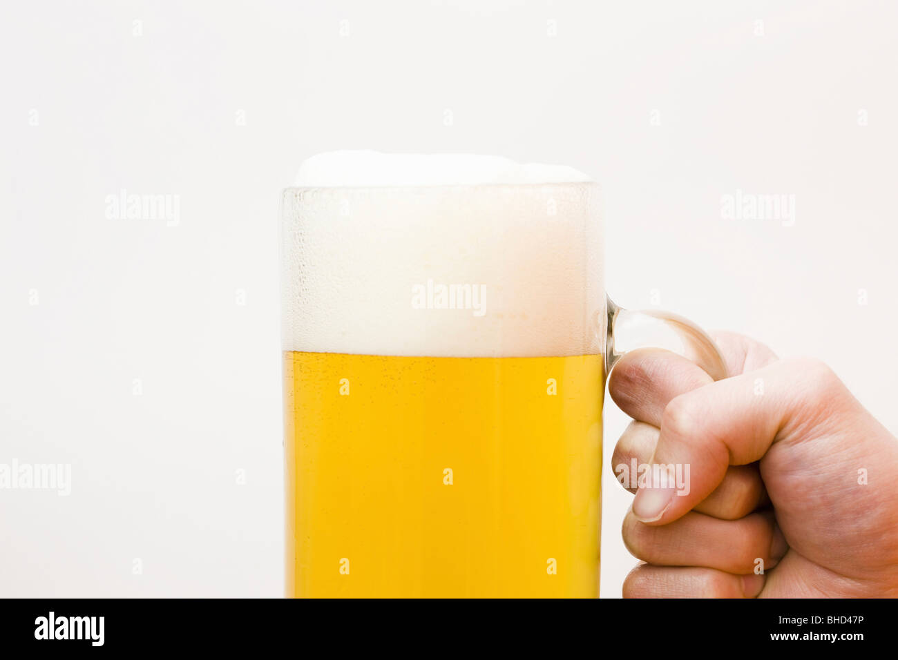 Personne holding glass of beer Banque D'Images