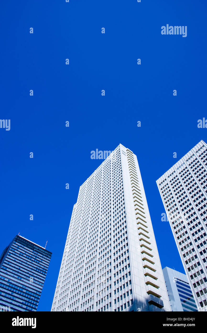 Complexe de grande hauteur sur fond de ciel bleu. Shinjuku-ku, Tokyo Prefecture, Japan Banque D'Images