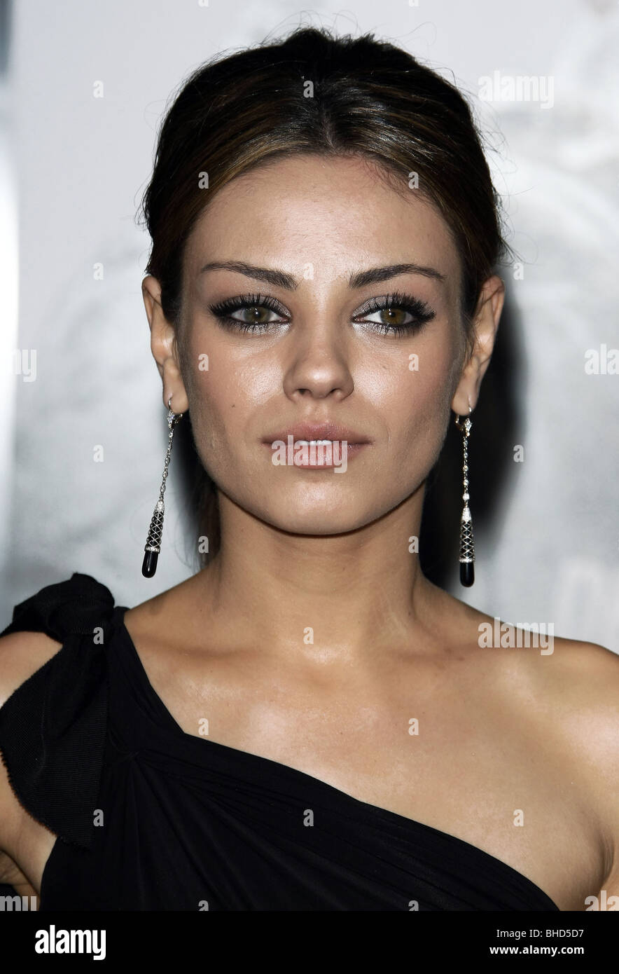 MILA KUNIS LE LIVRE D'ELI LOS ANGELES PREMIERE HOLLYWOOD Los Angeles CA USA 11 janvier 2010 Banque D'Images