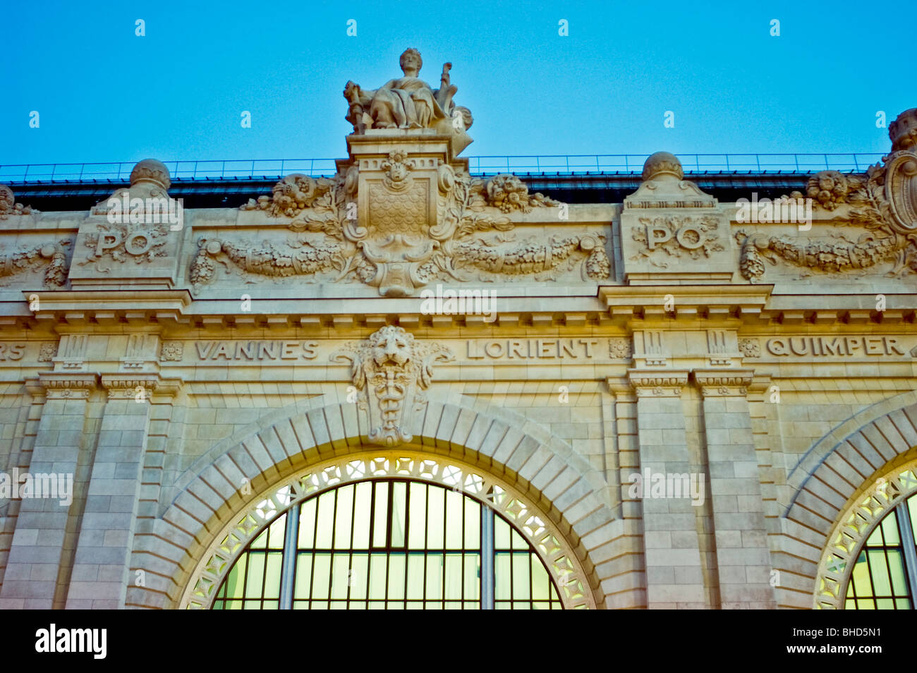 Paris, France, monuments français, Musée d'Art, Musée d'Orsay, Détail architectural, mur extérieur supérieur, façade, crépuscule, extérieur Banque D'Images