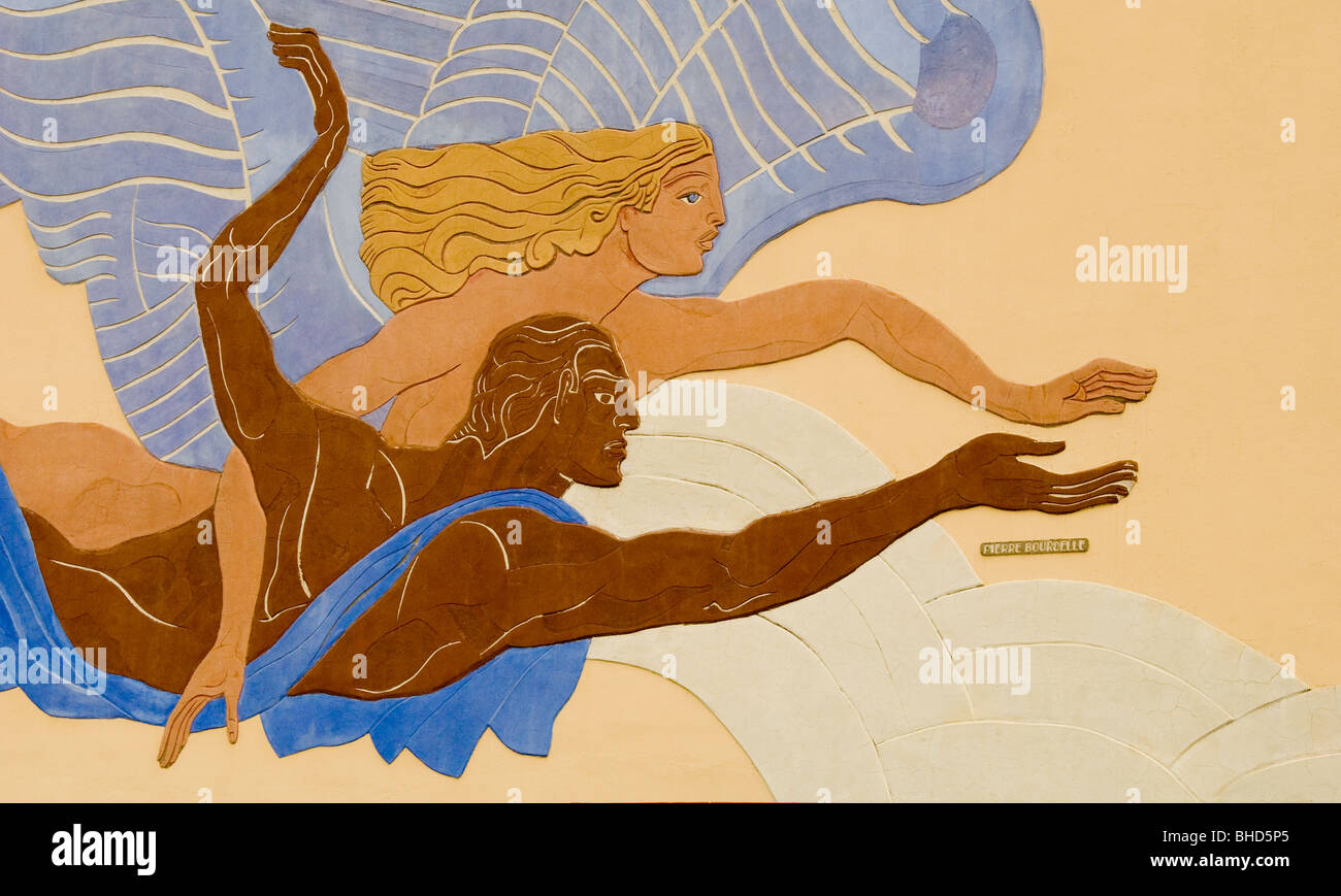 Bas-relief "vitesse" représente les voyages aériens par Pierre Bourdelle sur l'extérieur de l'Édifice du Centenaire, Dallas, Texas Banque D'Images