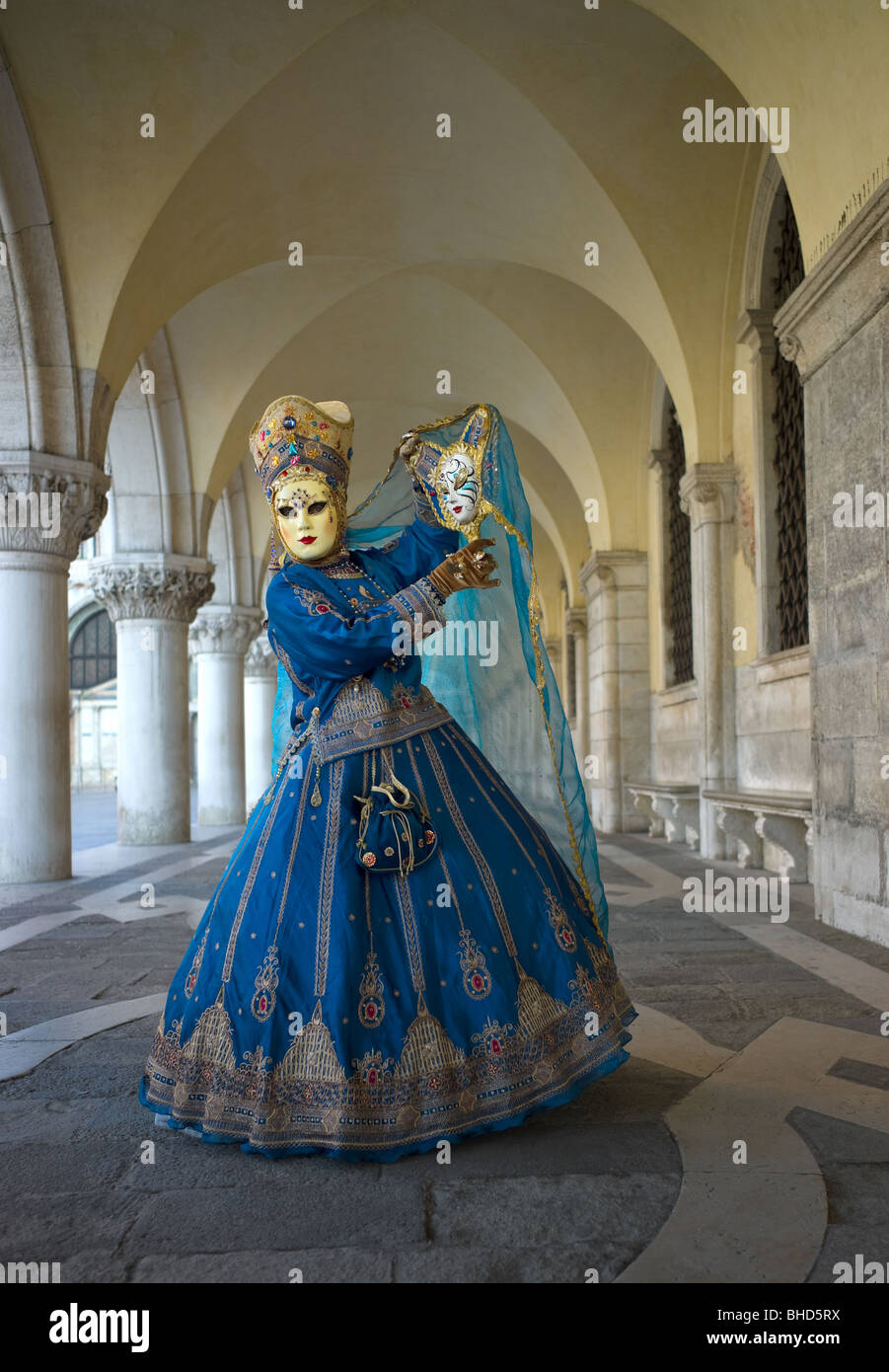 Le Carnaval de Venise masque. Masque bleu sous arcades. Banque D'Images