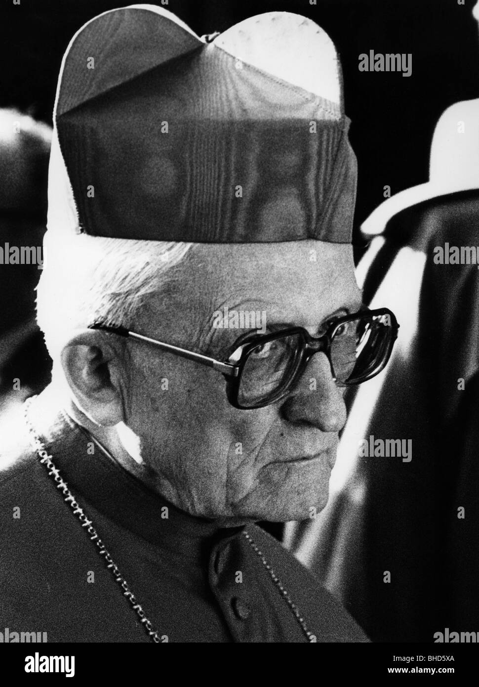 Hoeffner, Joseph Cardinal, archevêque de Cologne, chef de la Conférence allemande des évêques catholiques, portrait, à l'occasion du Service oecuménique du Souvenir, 8.5.1985, Banque D'Images