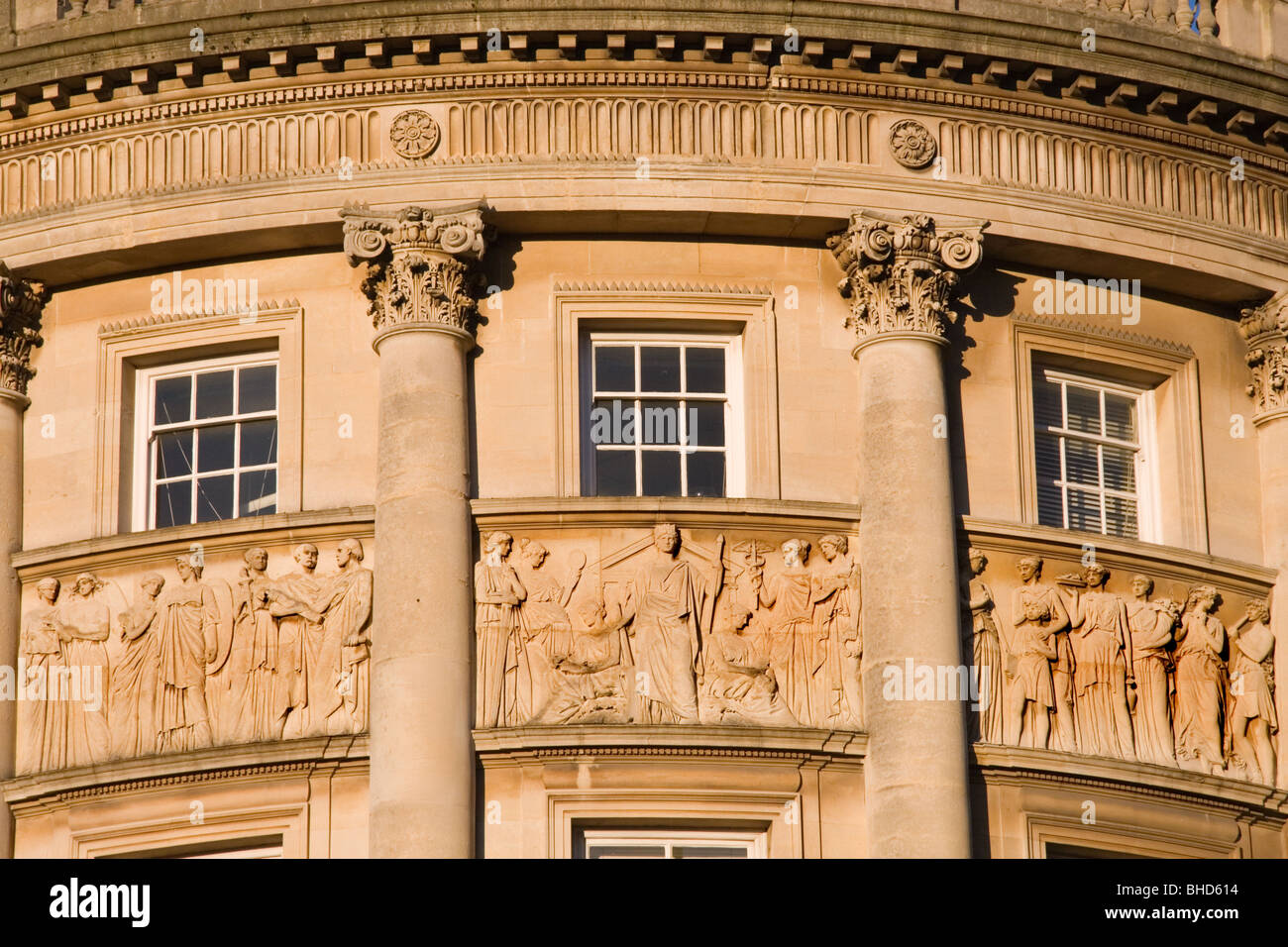 Une frise classique sculpté en pierre de Bath : le Guildhall, Bath, Angleterre, Royaume-Uni Banque D'Images