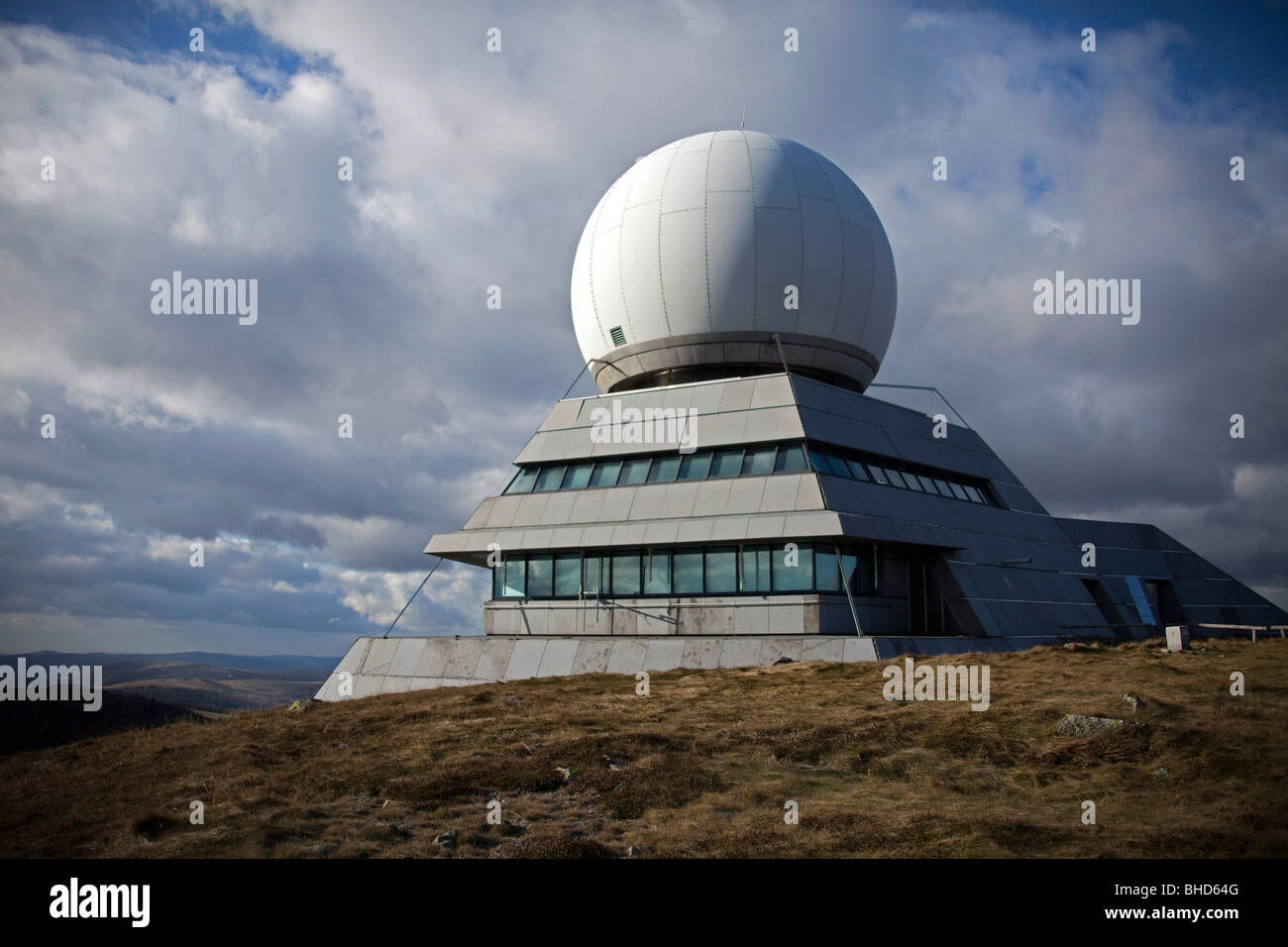 Ballon de Guebwiller. Le Grand Ballon. Vue sur le radôme radar - station de  communication. 099448 Alsace Photo Stock - Alamy