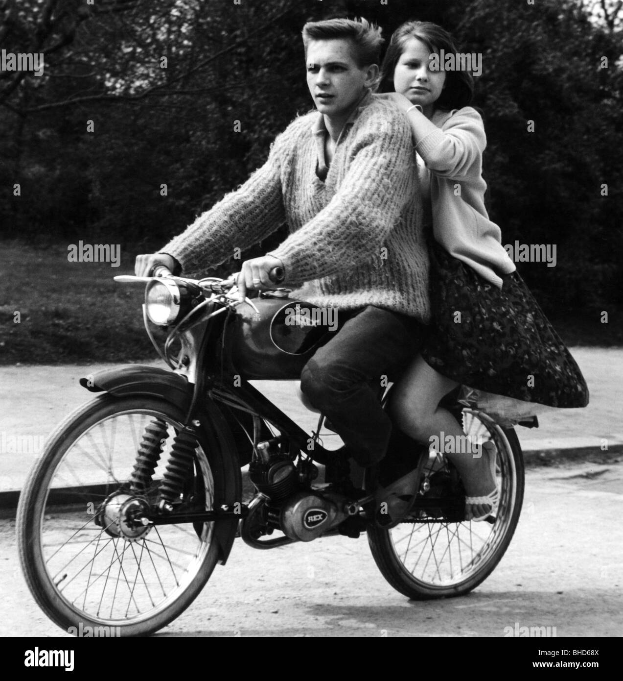 Les gens, les adolescents, les jeunes couples sur l'autocycle par 'Rex', 1950, Banque D'Images