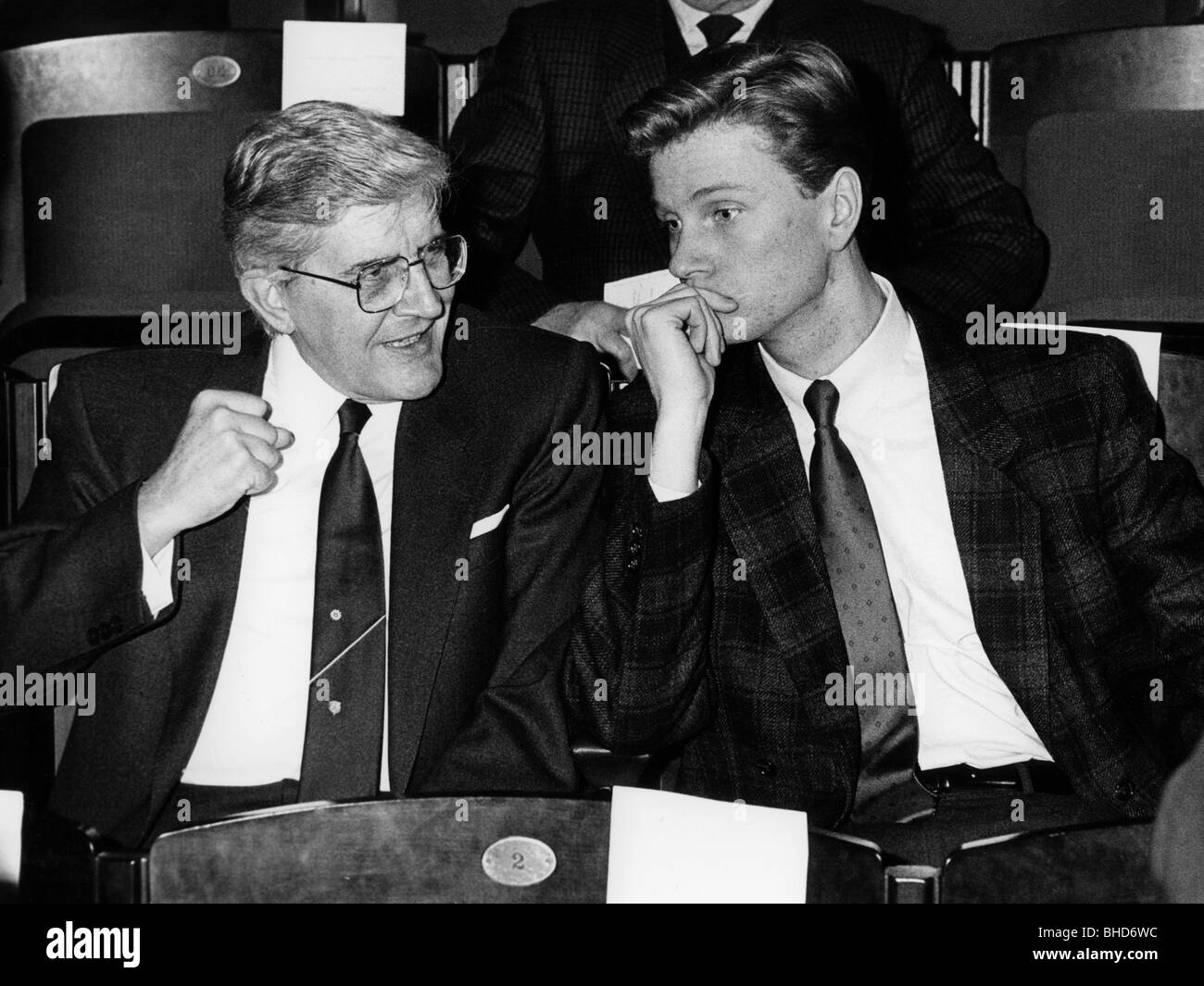 Hirsch, Burkhard, politicien allemand (FDP), ancien ministre, demi-longueur, avec Guido Westerwelle, président fédéral des jeunes libéraux (Junge Liberale), lors d'une réunion du parti FDP, janvier 1986, Banque D'Images Hirsch, Burkhard, politicien allemand (FDP), ancien ministre, demi-longueur, avec Guido Westerwelle, président fédéral des jeunes libéraux (Junge Liberale), lors d'une réunion du parti FDP, janvier 1986, Banque D'Images