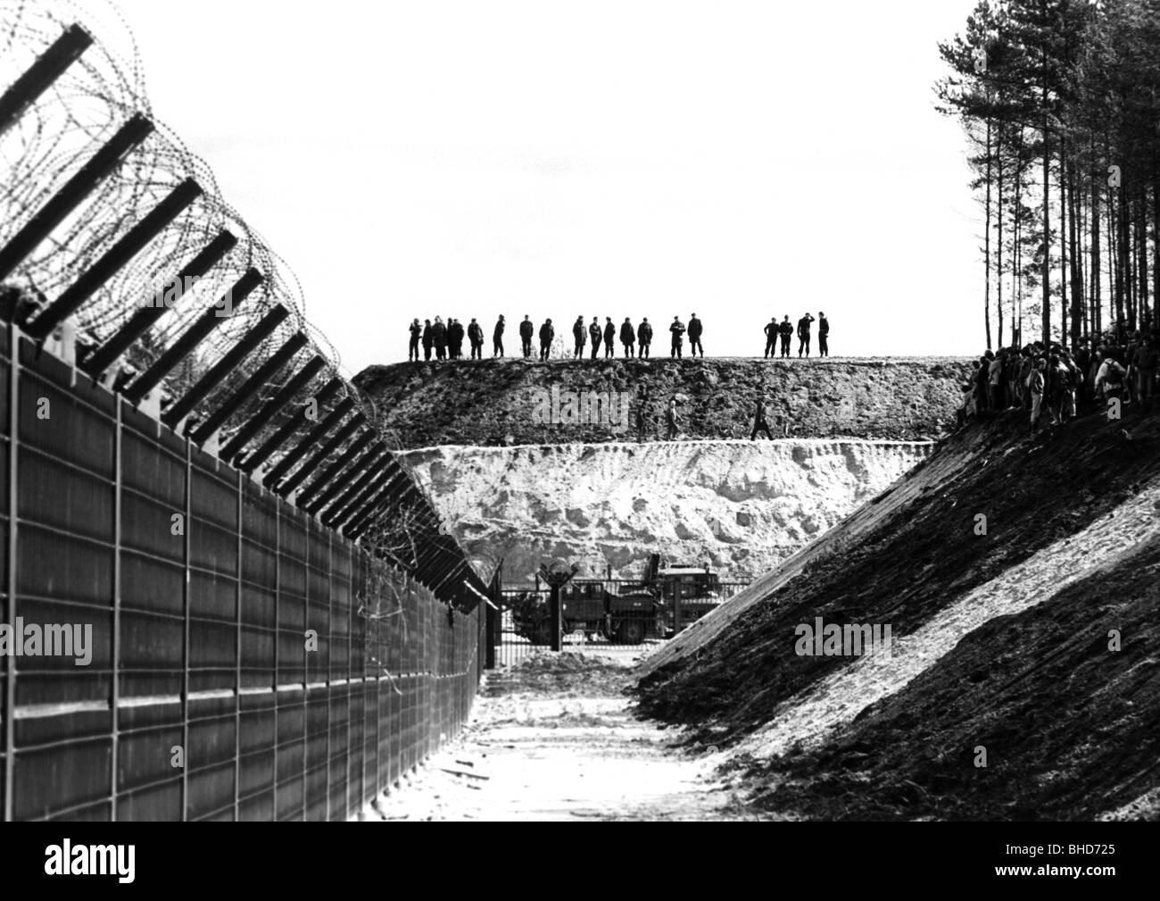 Géographie / voyages, Allemagne, politique, manifestations, manifestation contre l'usine de recyclage, Wackersdorf, policiers à la clôture de construction, 31.3.1986, Banque D'Images