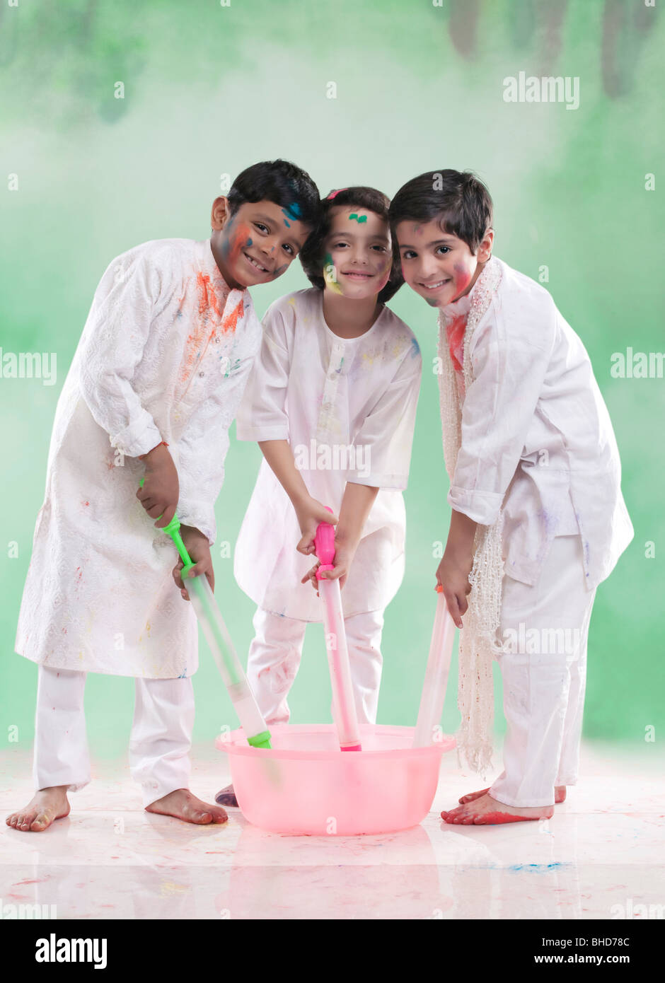 Les enfants remplissant leurs pichkaris avec de l'eau Banque D'Images