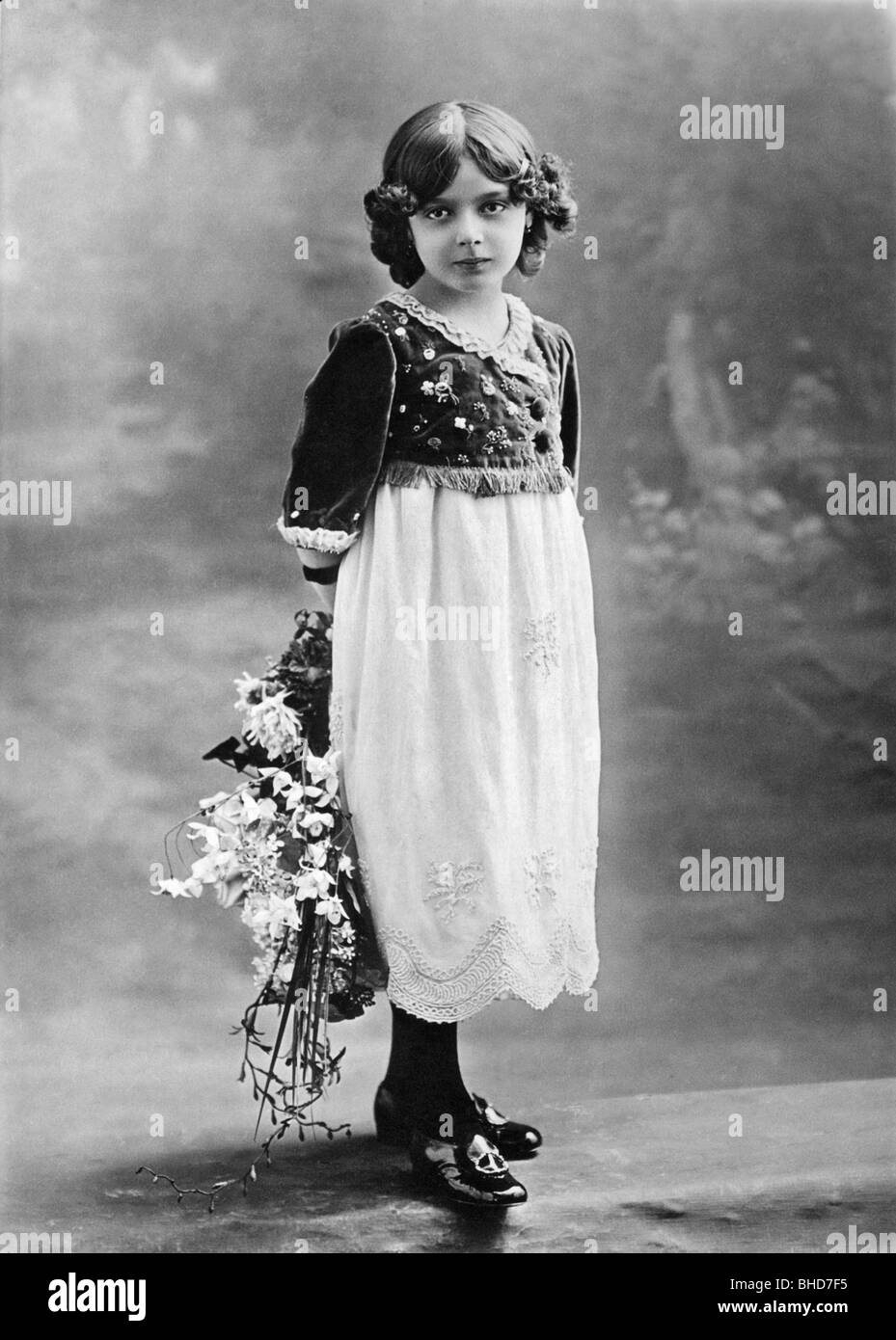 personnes, enfants, portrait - fille, avec bouquet de fleurs, pleine longueur, vers 1910, Banque D'Images