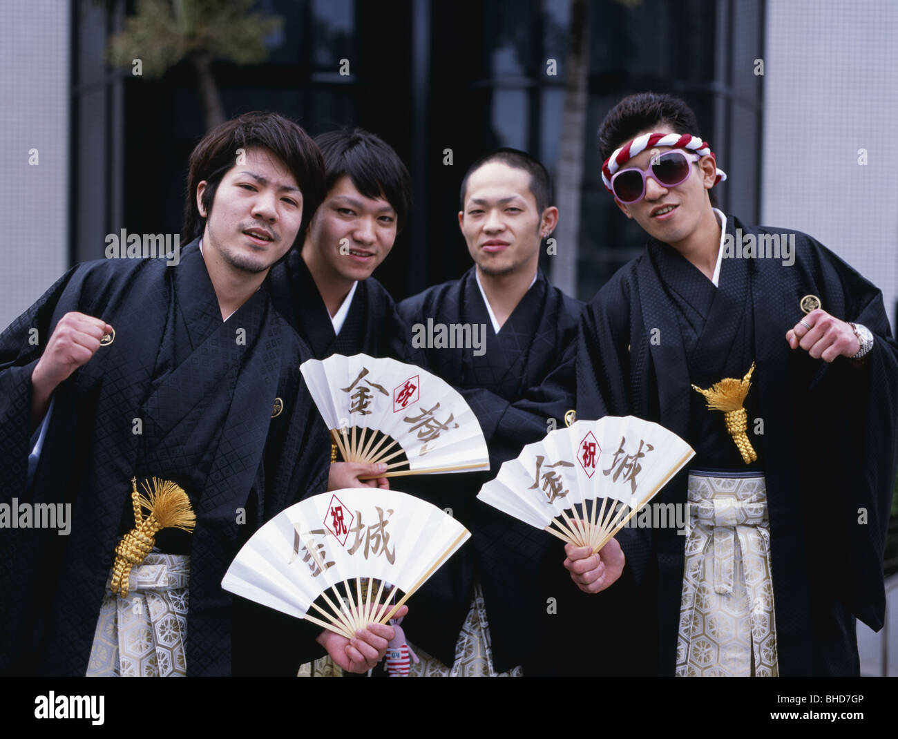 Coming of Age Jour, Okinawa, Seijin no hi au Japon. Maison de vacances japonais célébrer ceux qui ont atteint l'âge de 20 ans. Kimonos et hakama usés. Banque D'Images