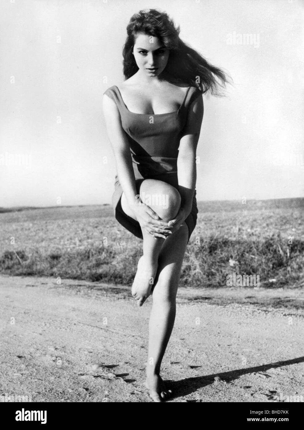 Schiaffino, Rosanna, 25.11.1939 - 17.10.2009, actrice italienne, pleine longueur, debout sur la voie à travers les champs, années 60, , Banque D'Images