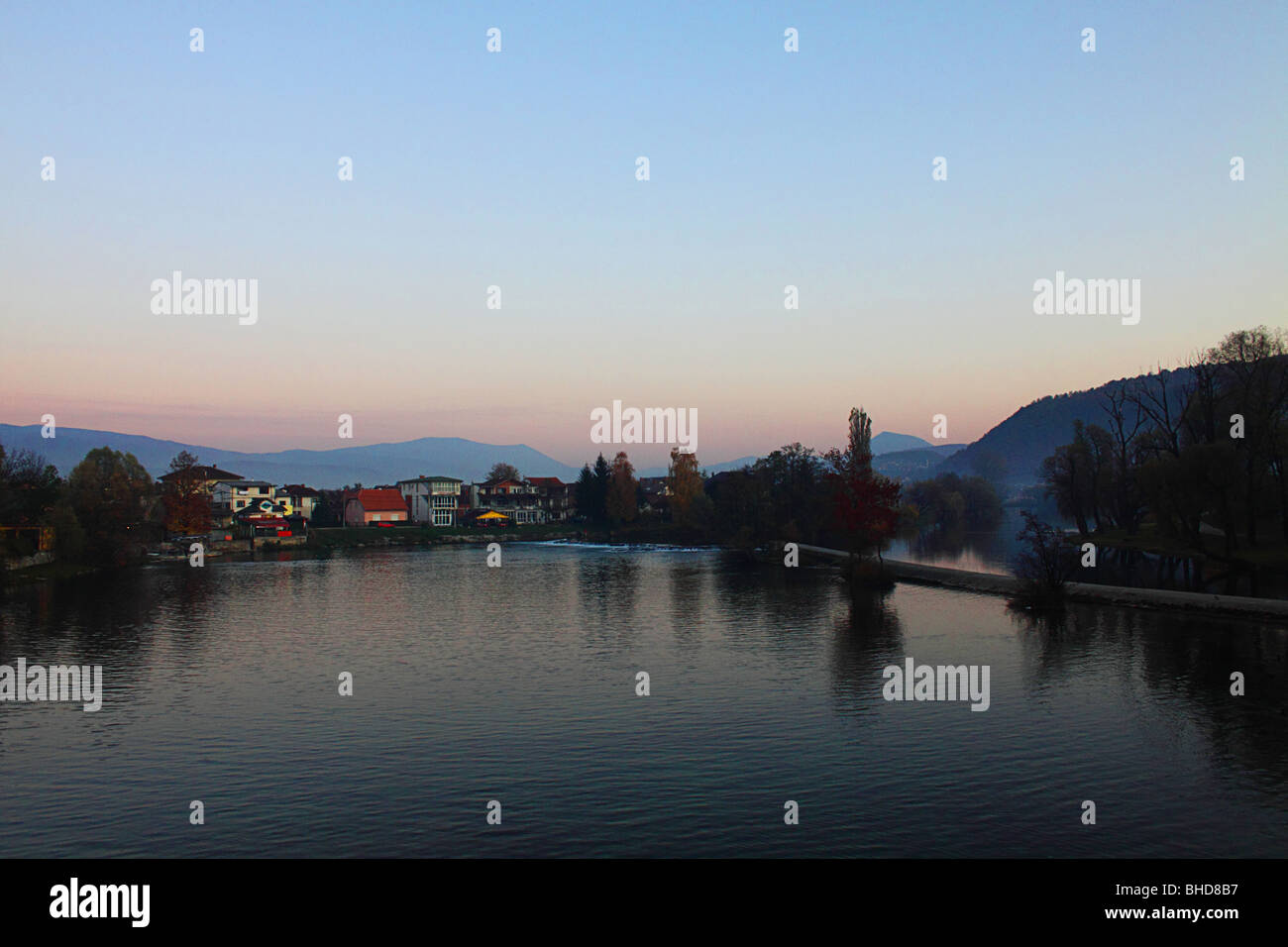 La Bosnie, Bihac, une rivière, un lac, Printemps, Automne, couleurs, coloré, de réflexions, de l'eau, arbres, fleurs, fleurs, automne, vert, plante, Banque D'Images