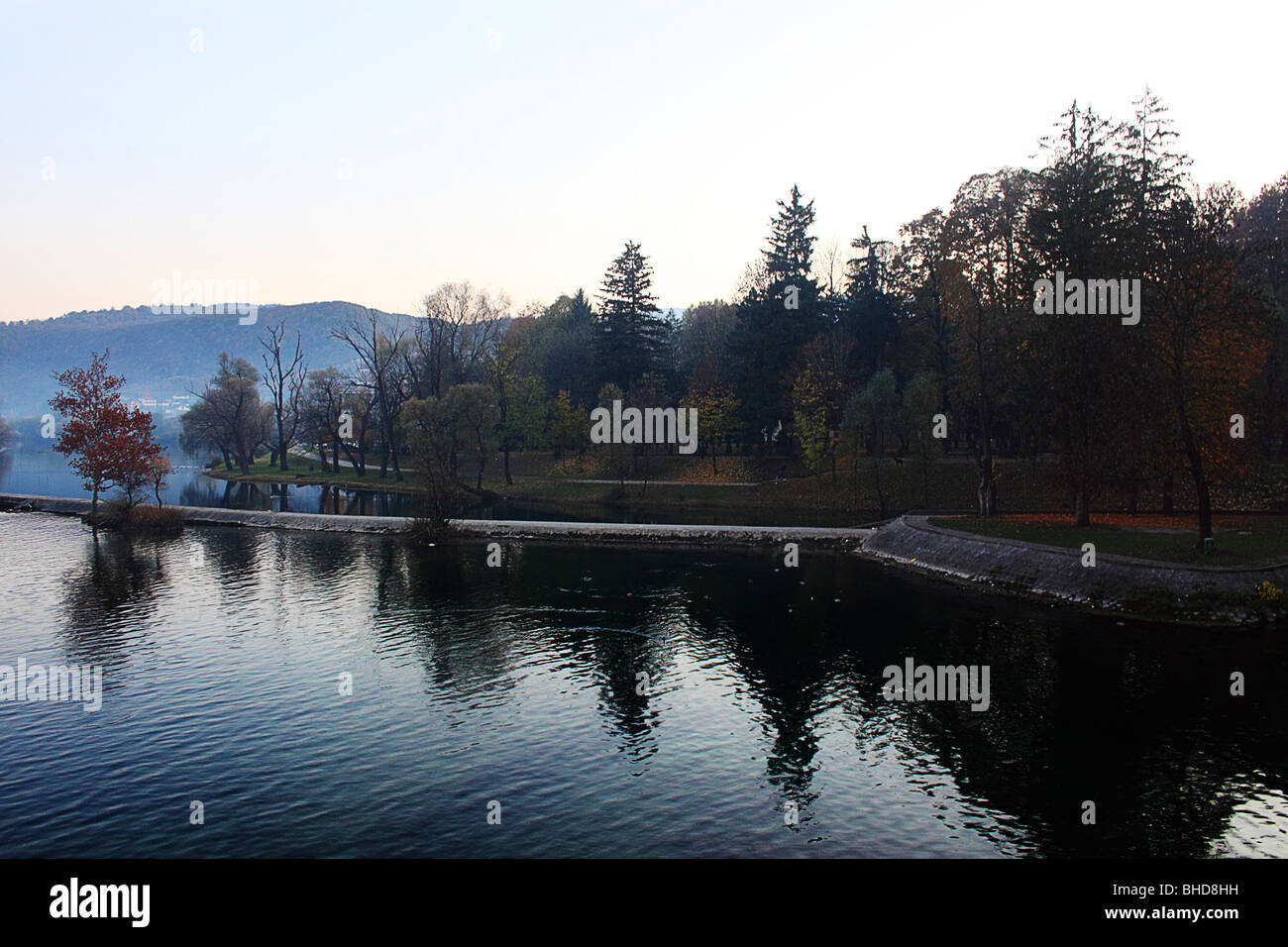 La Bosnie, Bihac, une rivière, un lac, Printemps, Automne, couleurs, coloré, de réflexions, de l'eau, arbres, fleurs, fleurs, automne, vert, plante, Banque D'Images