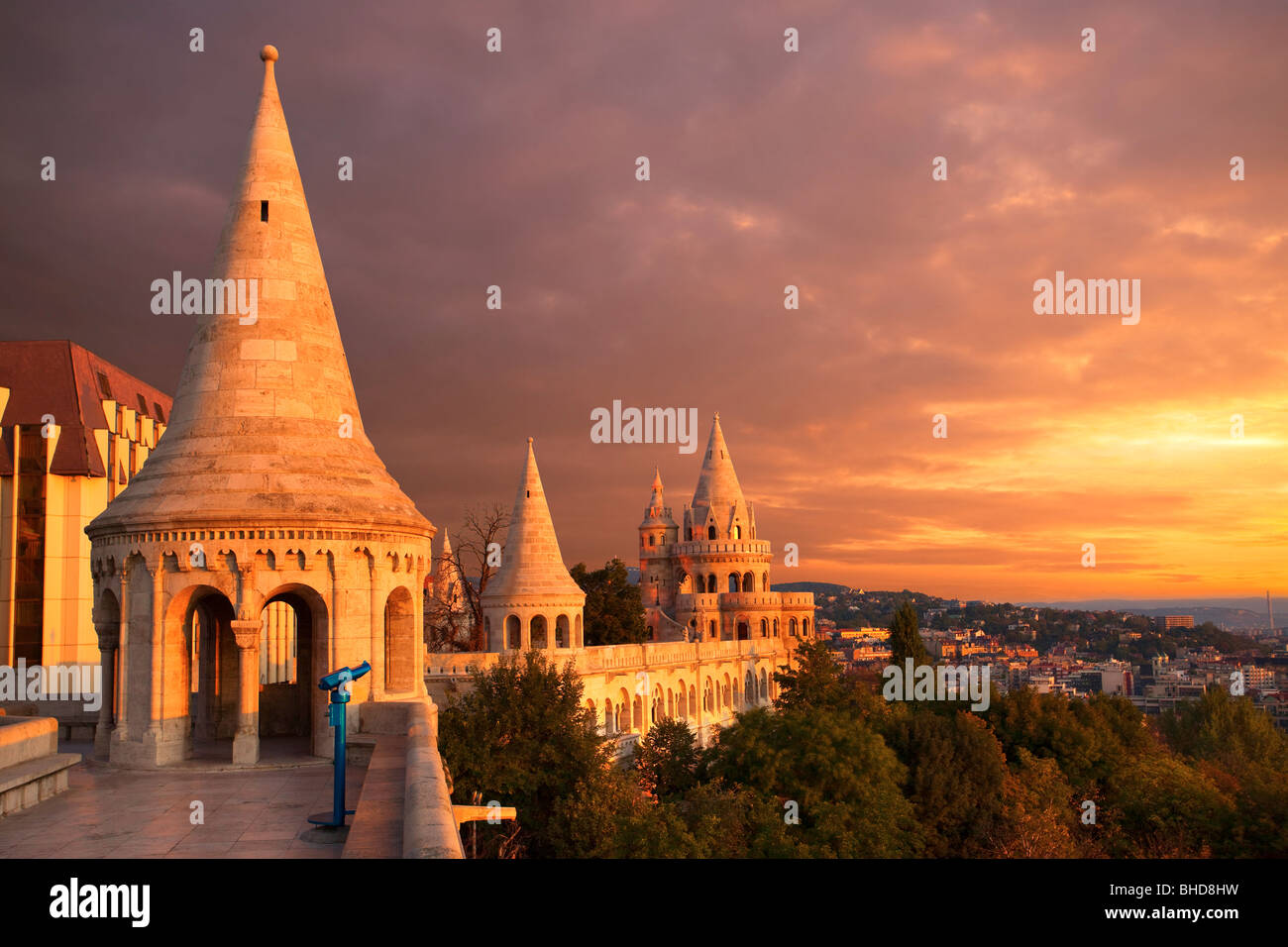 Coucher de soleil sur du bastion des pêcheurs dans le château de Buda à Budapest Banque D'Images